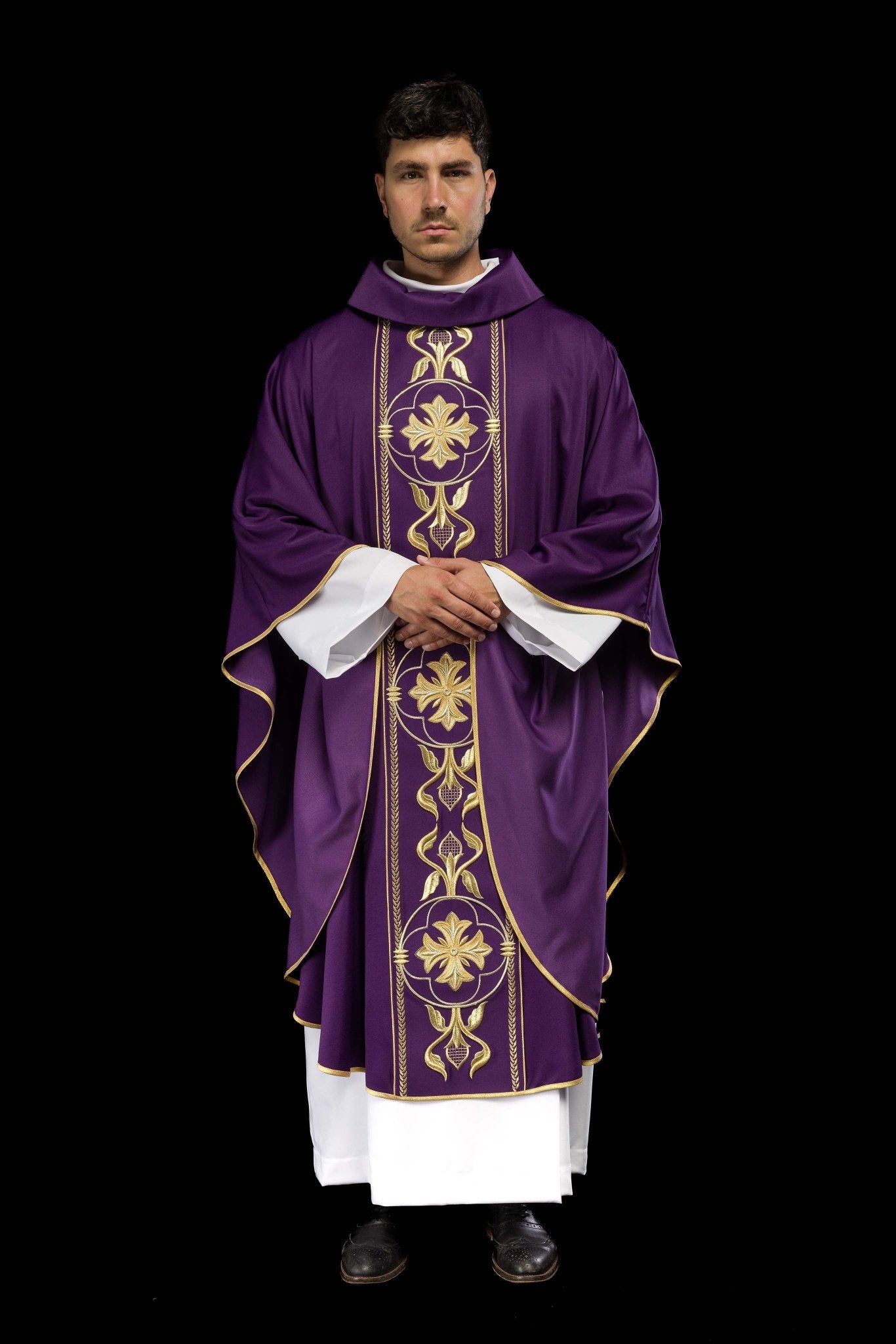 Casulla bordada violeta con banda decorativa KOR/267/03/53 - CASULLAS.ES