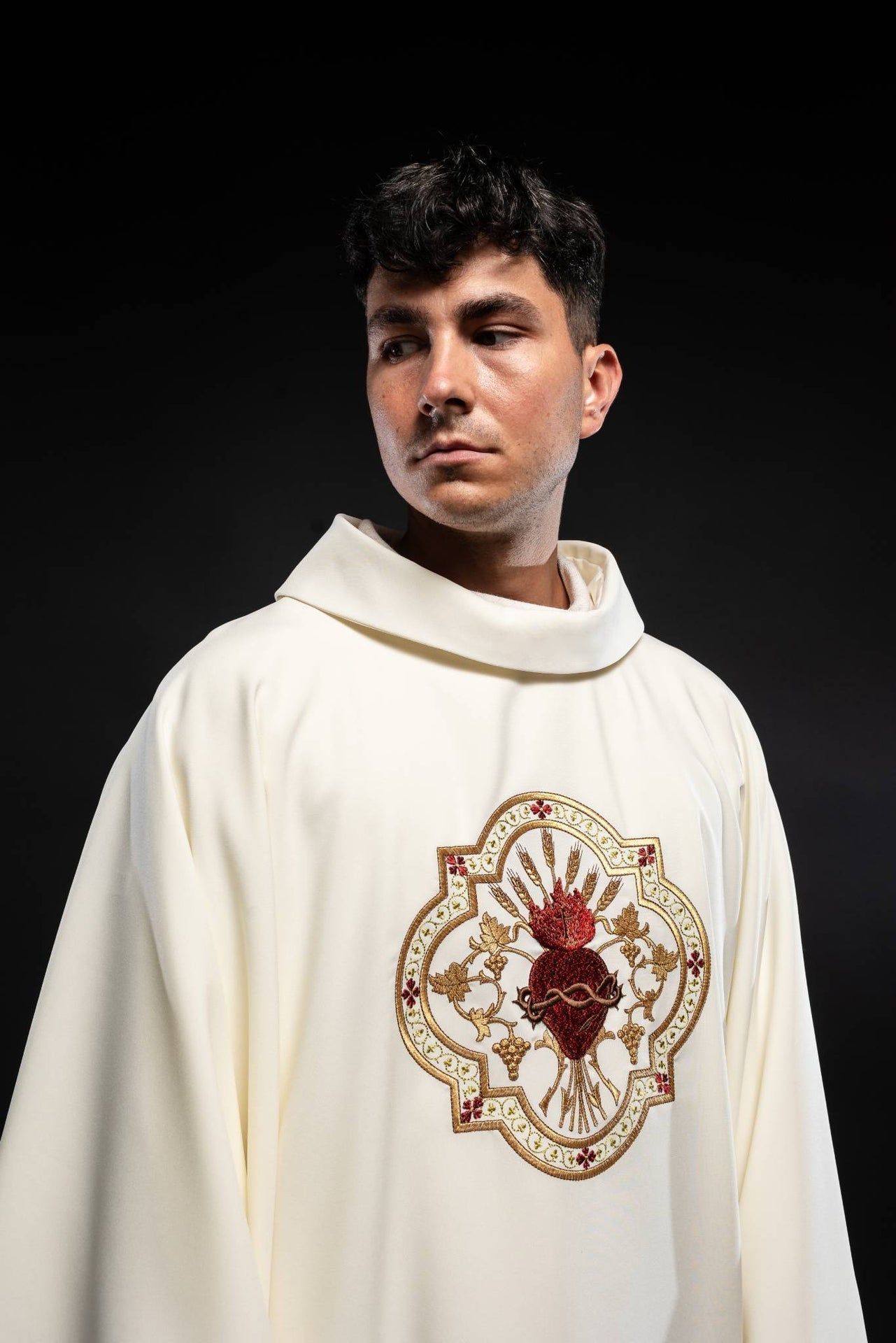 Casulla bordado con el Sagrado Corazón de Jesús y cáliz eucarístico KOR/118/05/01 ECRU - CASULLAS.ES
