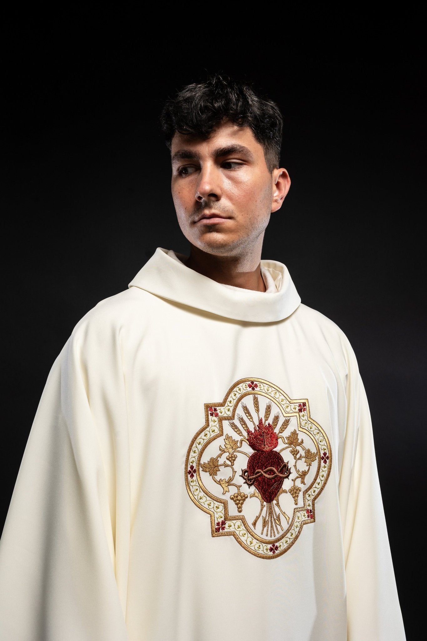 Casulla bordado con el Sagrado Corazón de Jesús y cáliz eucarístico KOR/118/05/01 ECRU - CASULLAS.ES