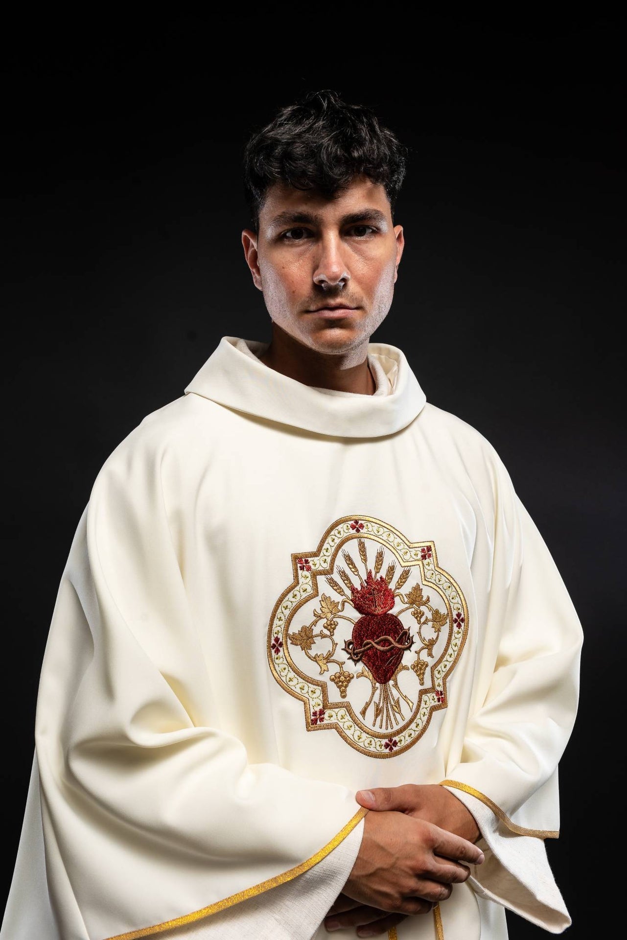 Casulla bordado con el Sagrado Corazón de Jesús y cáliz eucarístico KOR/118/05/01 ECRU - CASULLAS.ES