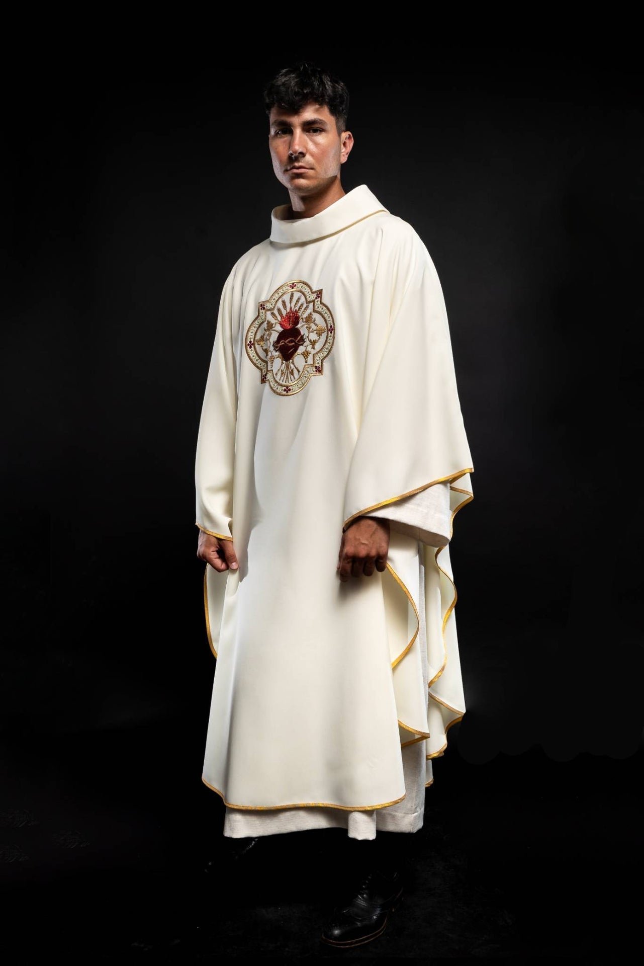 Casulla bordado con el Sagrado Corazón de Jesús y cáliz eucarístico KOR/118/05/01 ECRU - CASULLAS.ES