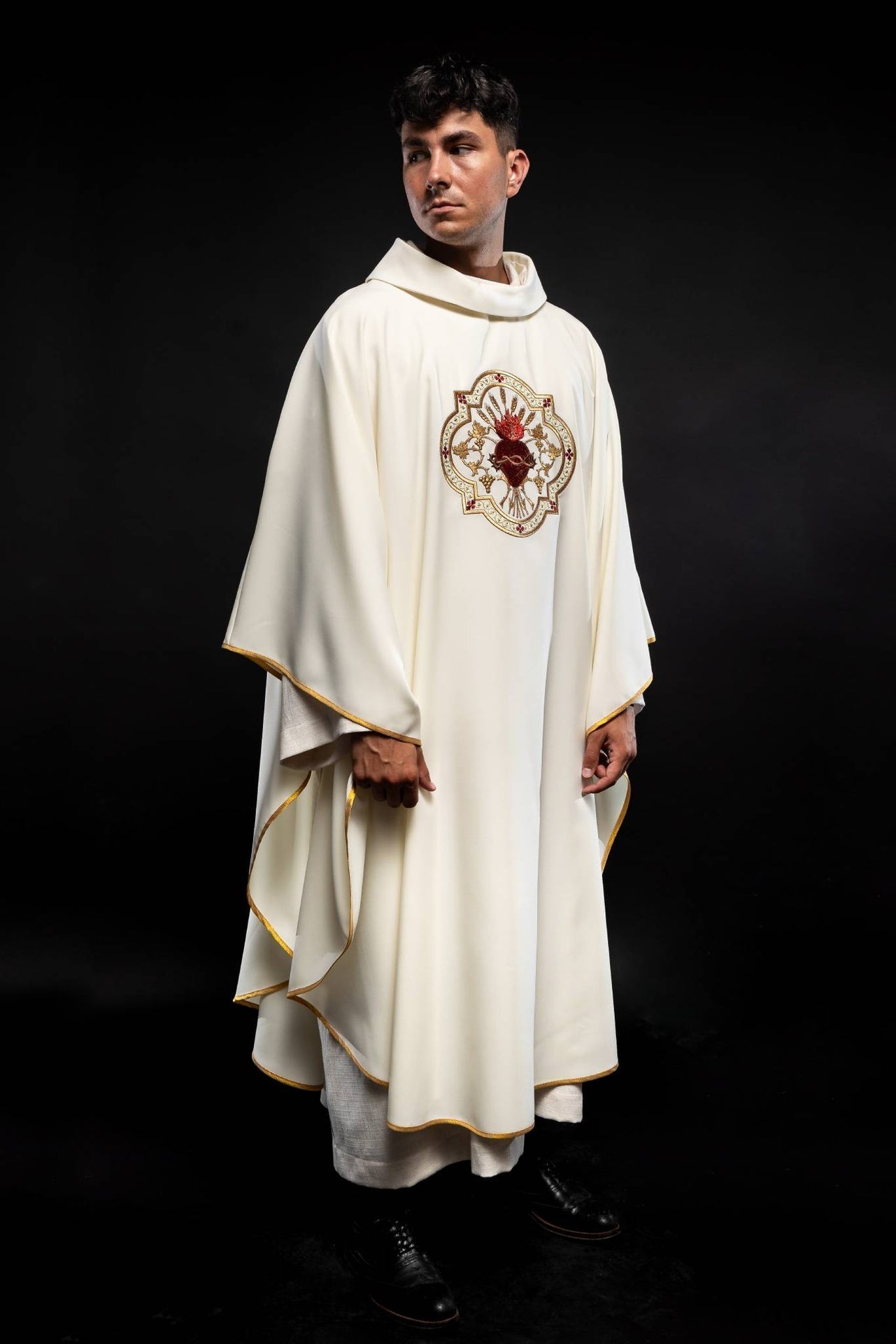 Casulla bordado con el Sagrado Corazón de Jesús y cáliz eucarístico KOR/118/05/01 ECRU - CASULLAS.ES