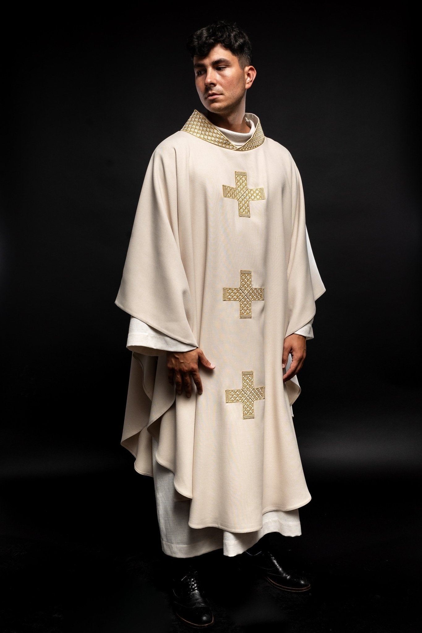 Casulla color crudo con cinturón bordado con cruces y cuello S - 7070 - 05 - 70 - CASULLAS.ES