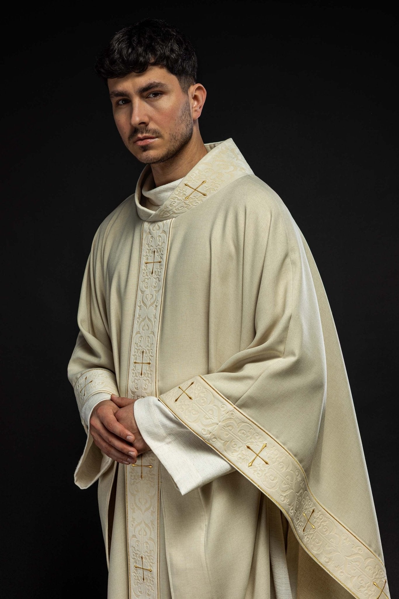 Casulla color ecru con banda y cuello bordados con cruces LE/7073/05 - CASULLAS.ES