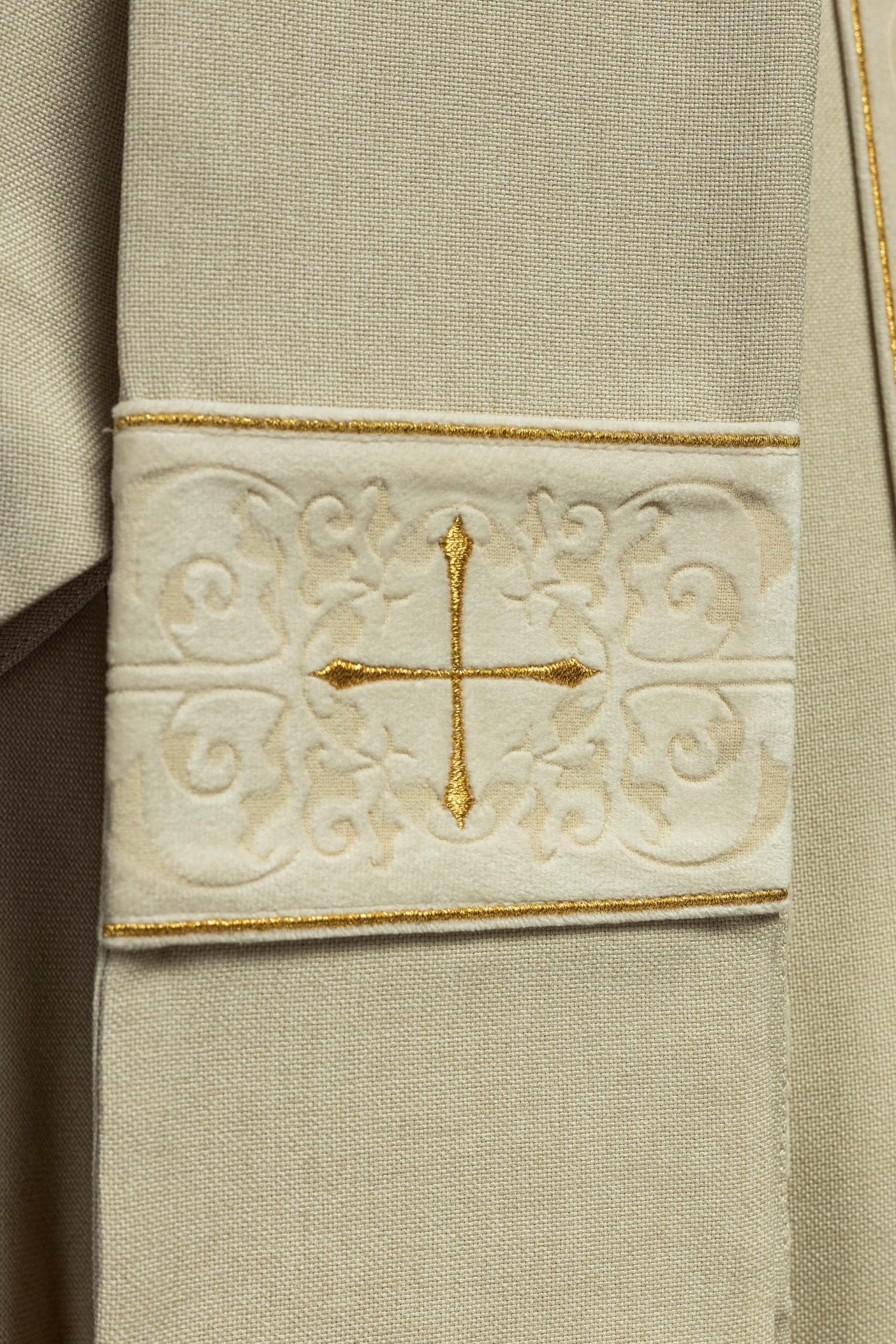 Casulla color ecru con banda y cuello bordados con cruces LE/7073/05 - CASULLAS.ES