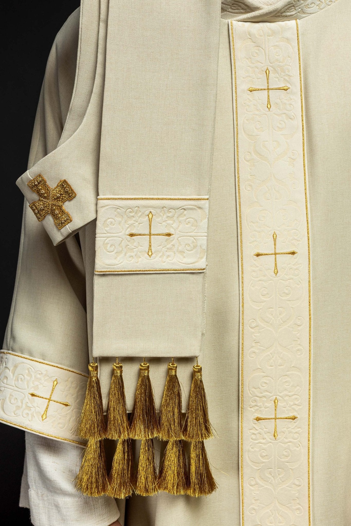 Casulla color ecru con banda y cuello bordados con cruces LE/7073/05 - CASULLAS.ES