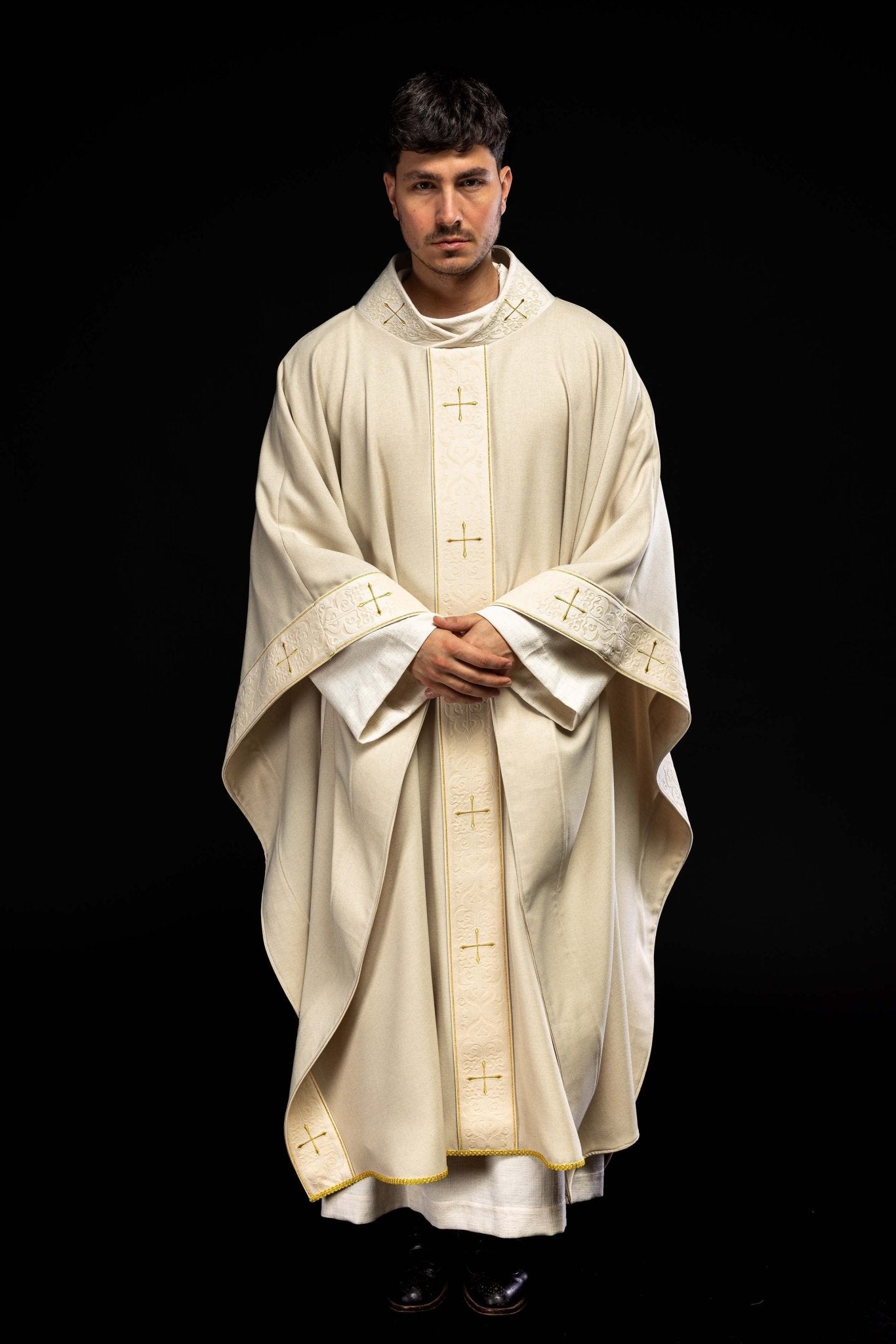 Casulla color ecru con banda y cuello bordados con cruces LE/7073/05 - CASULLAS.ES