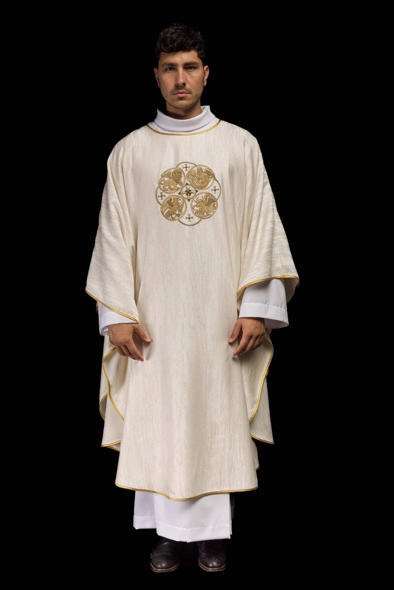 Casulla color ecru con bordado de los 4 Evangelistas sobre tela decorativa KOA/005/05/99 - CASULLAS.ES