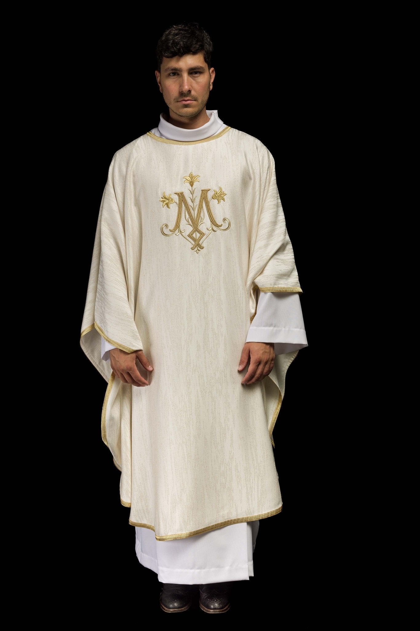 Casulla color ecru con motivo mariano bordado en tejido decorativo KOA/004/05/99 - CASULLAS.ES
