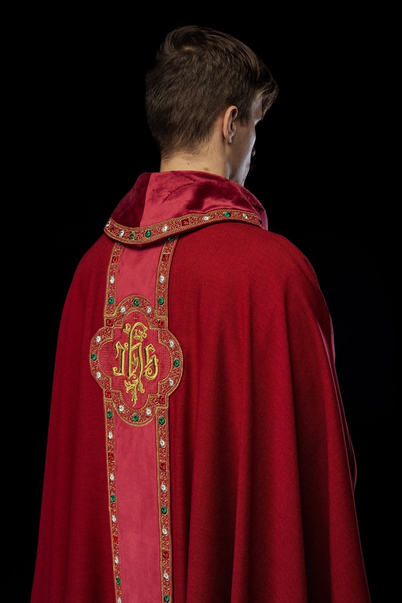 Casulla con banda ricamente bordada y ribete alrededor del bordado IHS y cuello en rojo S - 7067 - 02 - 70 - CASULLAS.ES