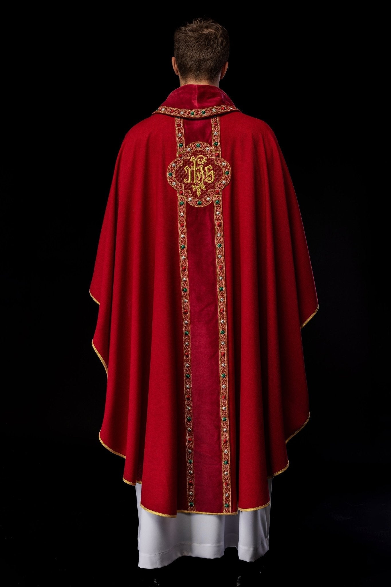 Casulla con banda ricamente bordada y ribete alrededor del bordado IHS y cuello en rojo S - 7067 - 02 - 70 - CASULLAS.ES