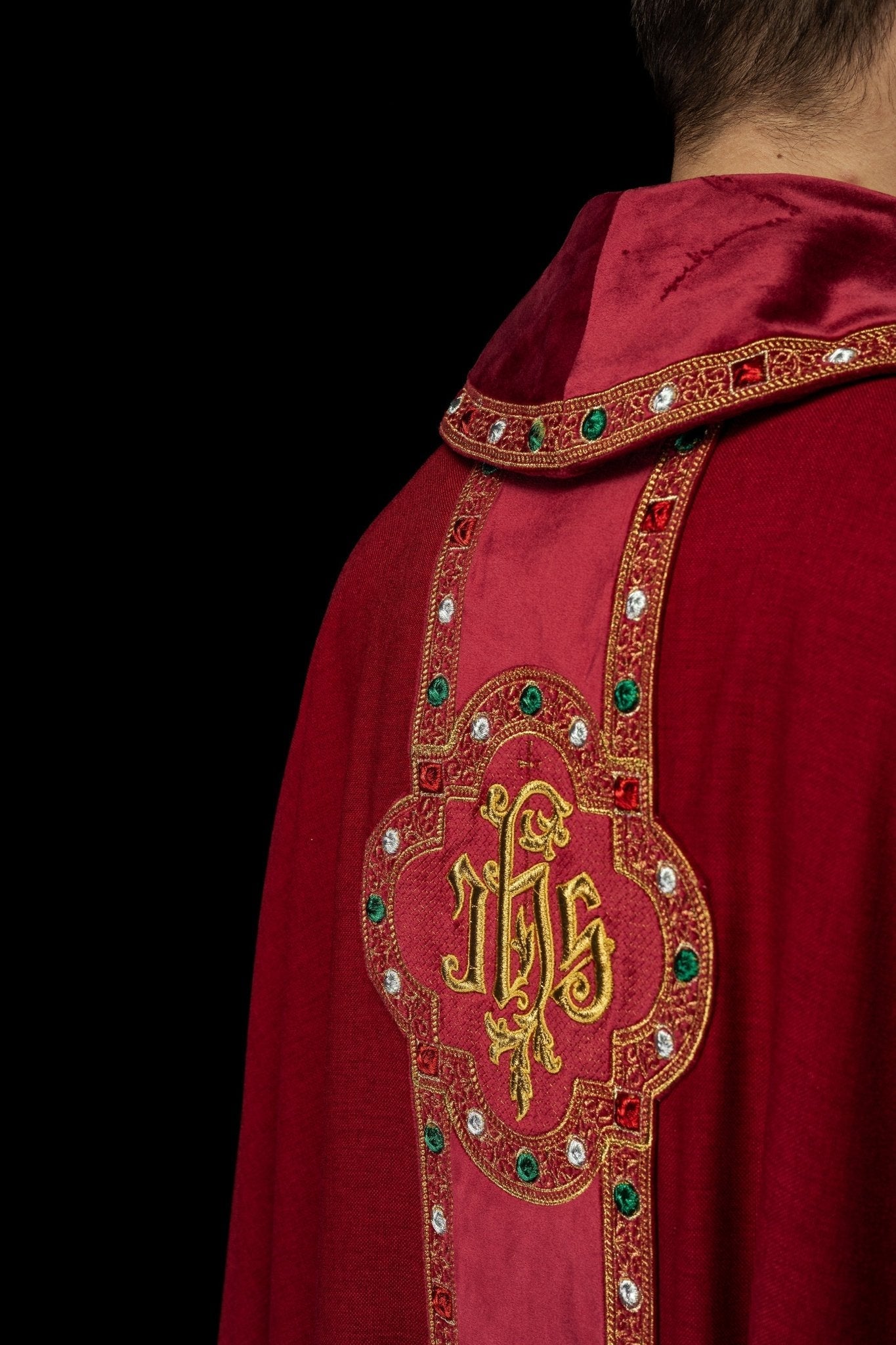 Casulla con banda ricamente bordada y ribete alrededor del bordado IHS y cuello en rojo S - 7067 - 02 - 70 - CASULLAS.ES