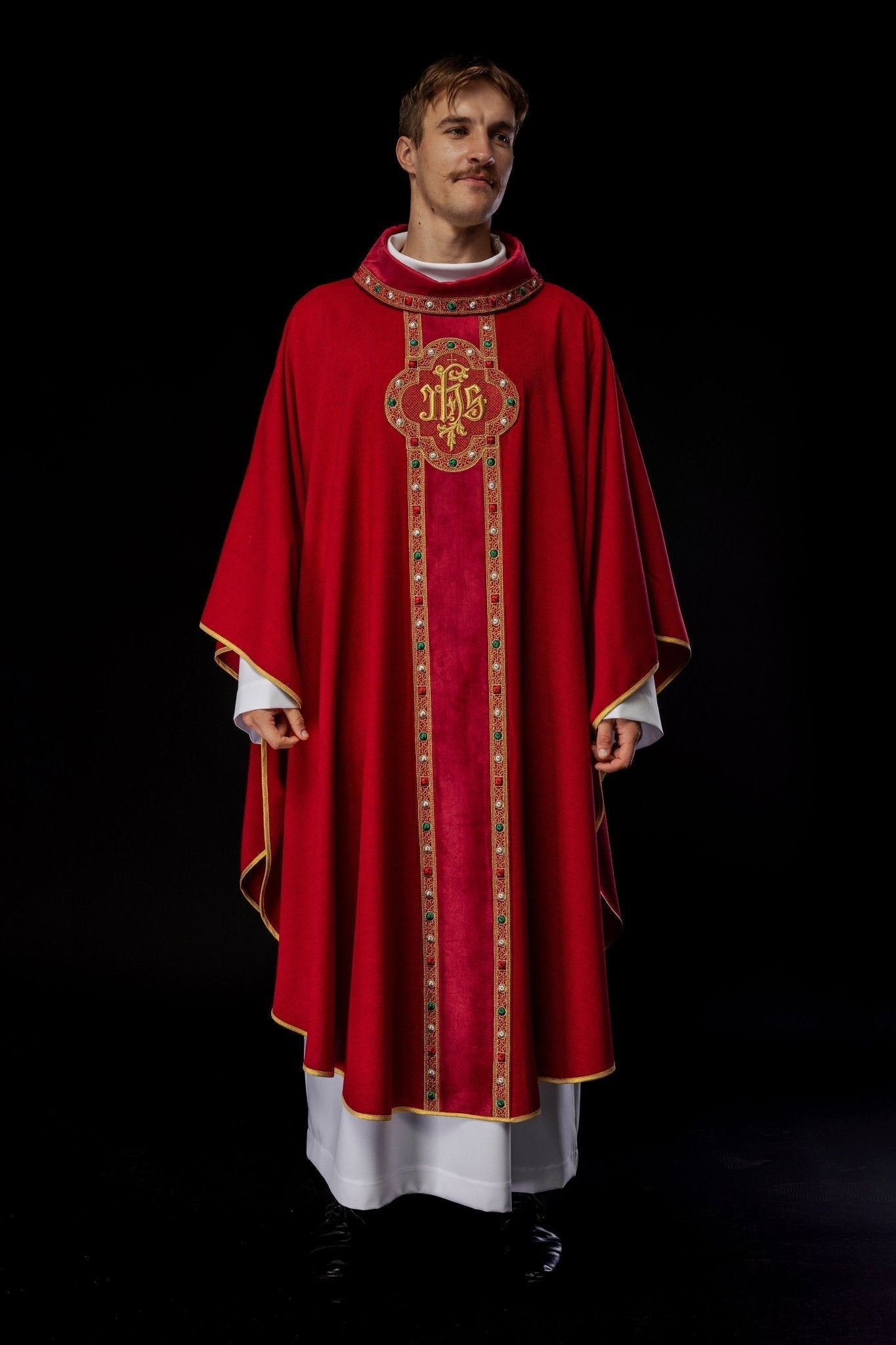 Casulla con banda ricamente bordada y ribete alrededor del bordado IHS y cuello en rojo S - 7067 - 02 - 70 - CASULLAS.ES