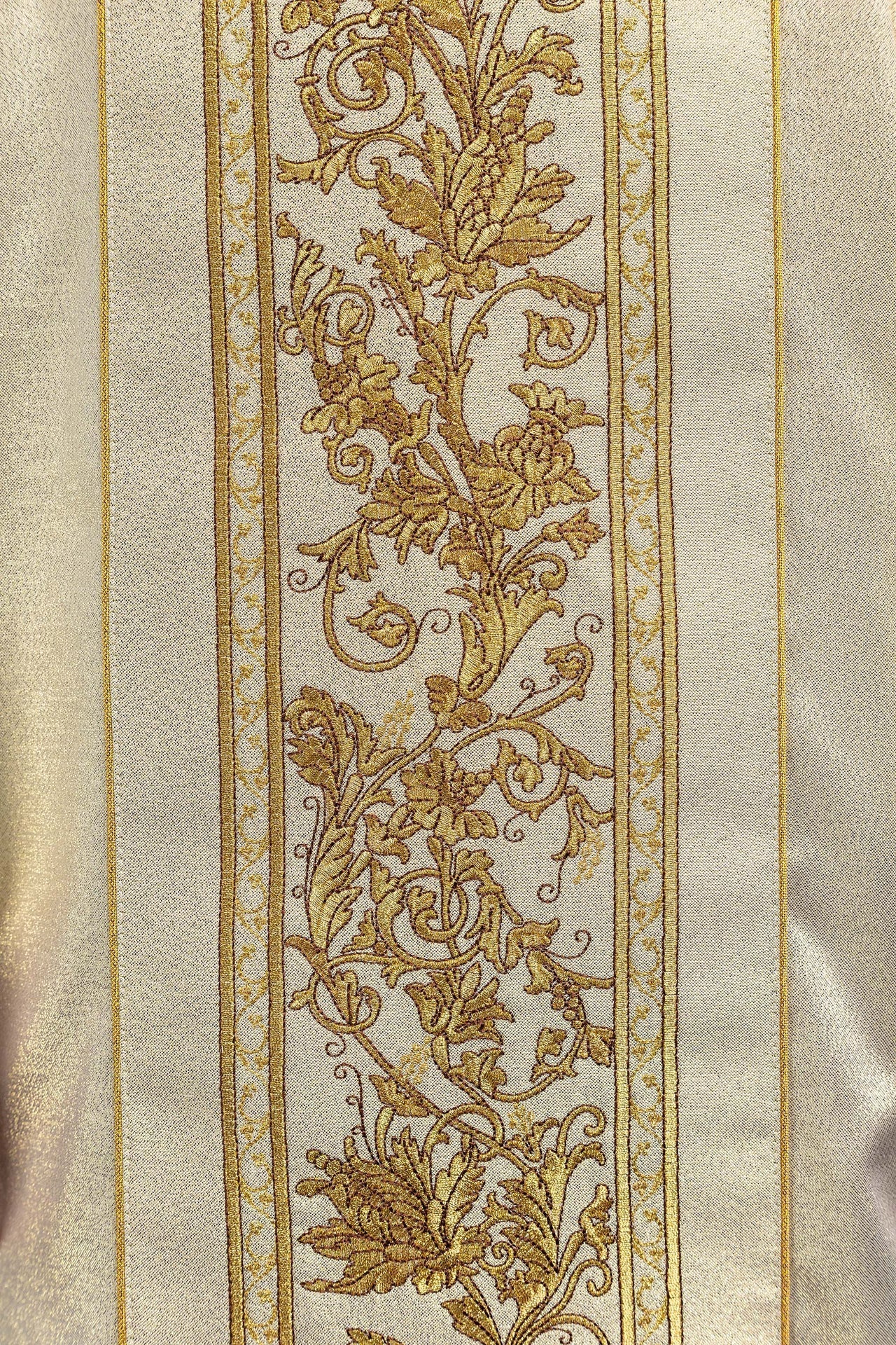 Casulla con bordado del cáliz eucarístico en color dorado KOR/040/10/37 ZŁOTY - CASULLAS.ES