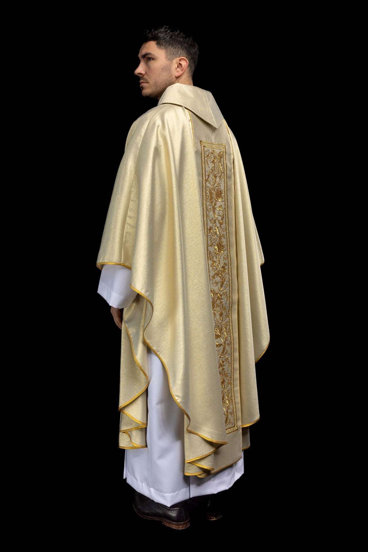 Casulla con bordado del cáliz eucarístico en color dorado KOR/040/10/37 ZŁOTY - CASULLAS.ES