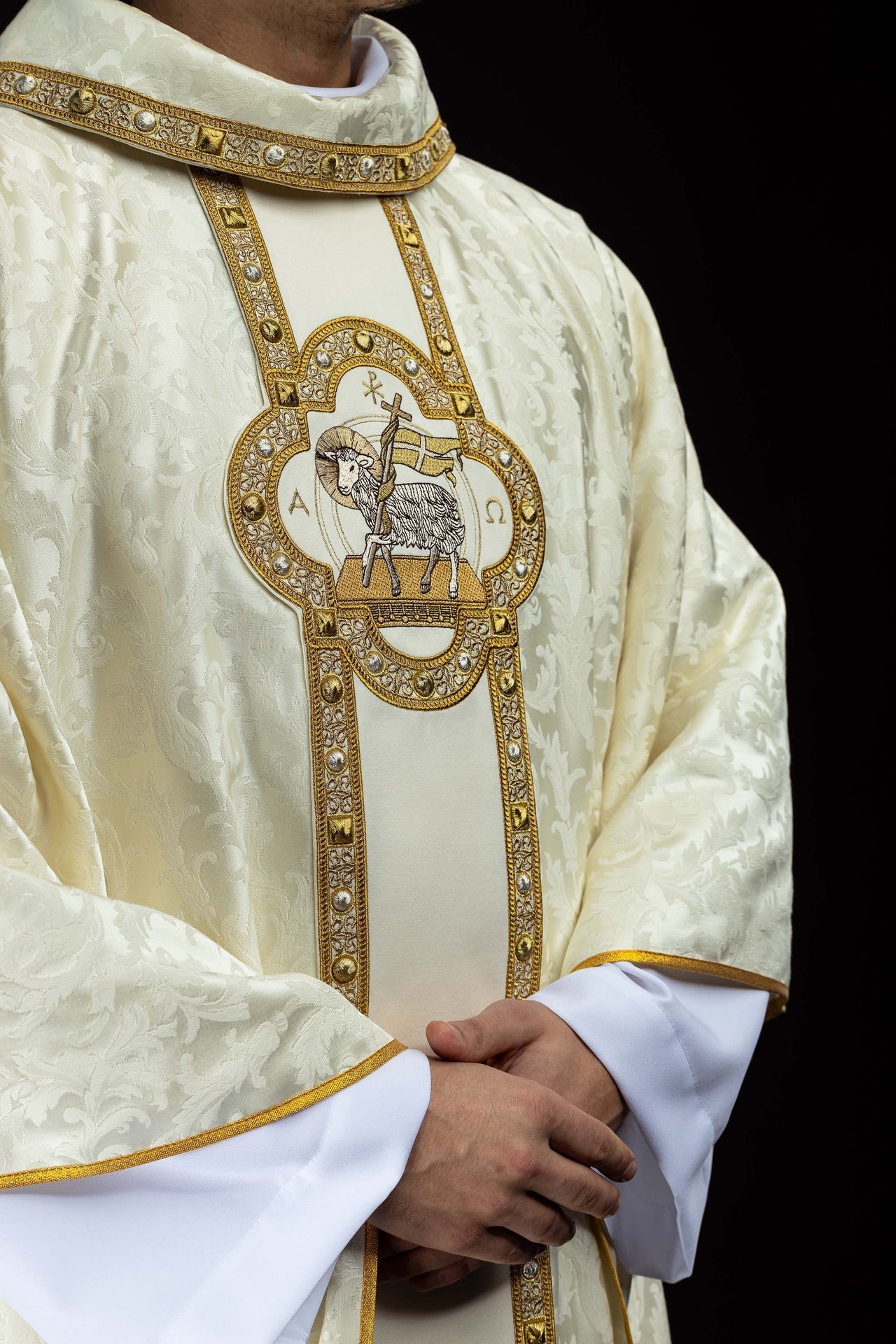 Casulla con cíngulo y bordado del Cordero Pascual sobre tejido jacquard S-7172-05-88 - CASULLAS.ES