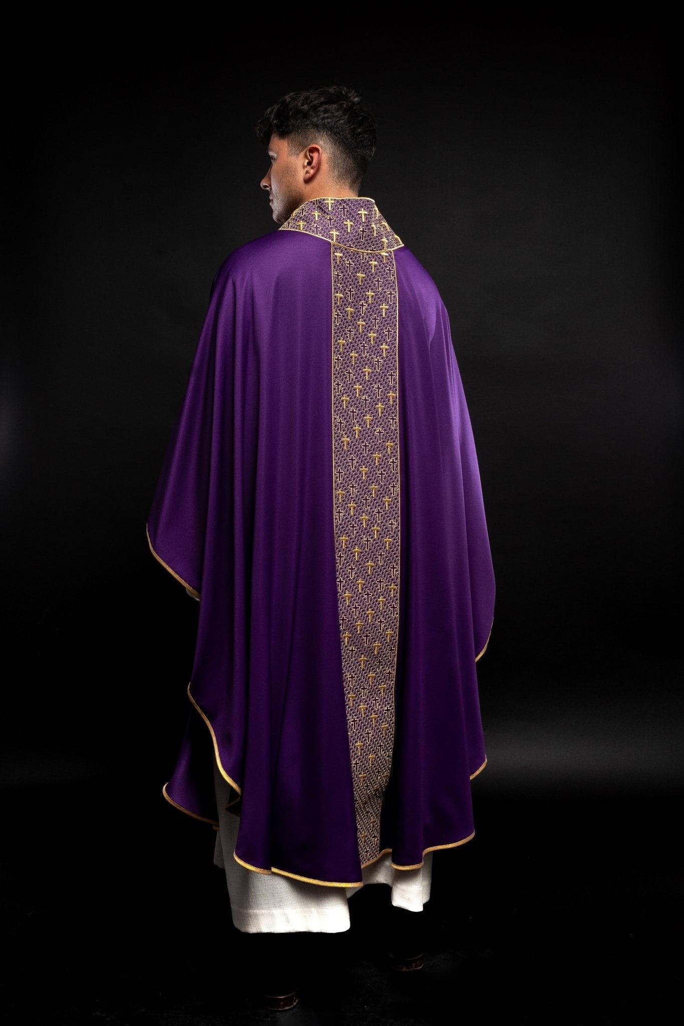 Casulla con cinturón ricamente bordado en cruces de color morado S - 7062 - 03 - 53 - CASULLAS.ES