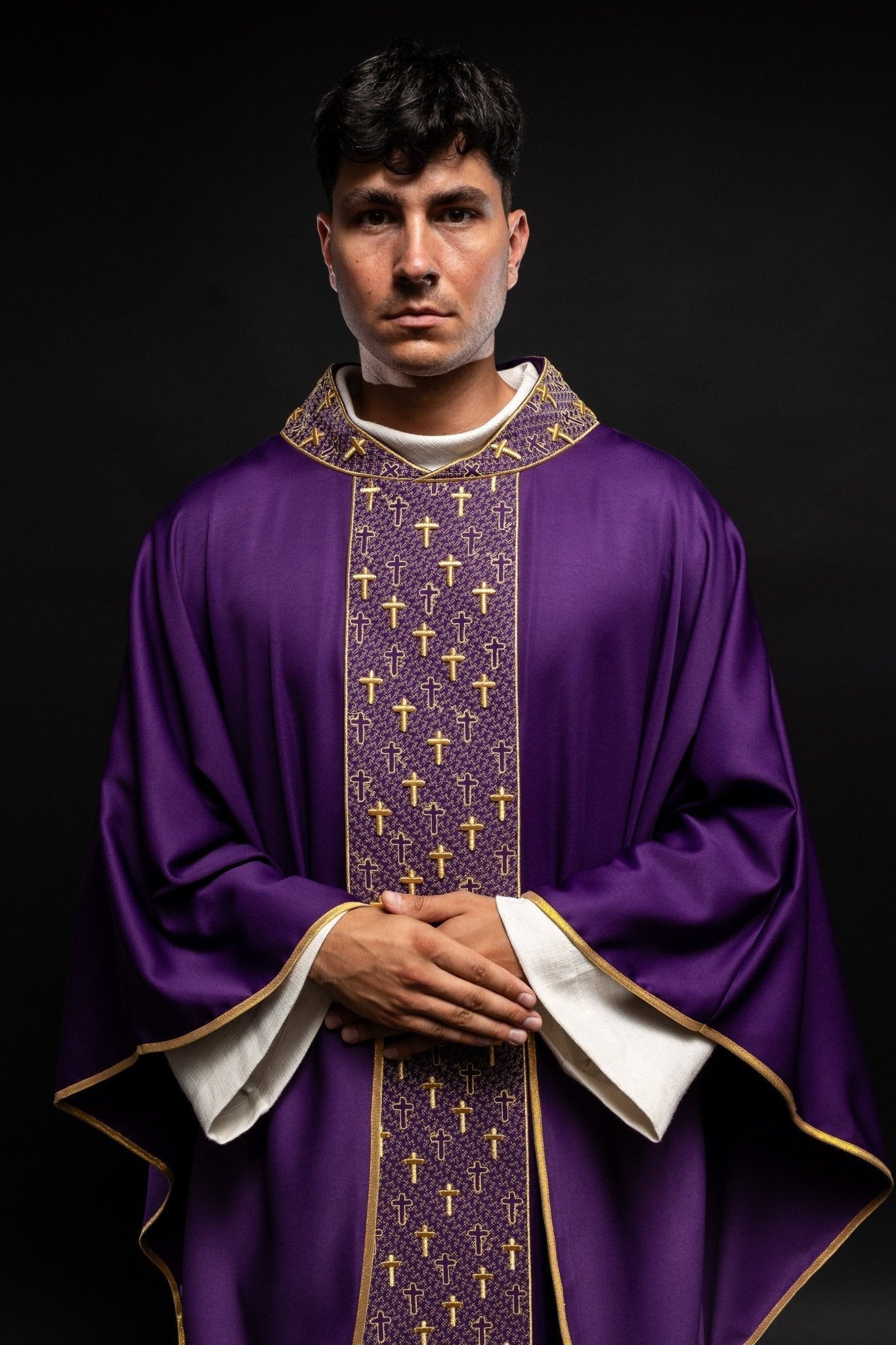Casulla con cinturón ricamente bordado en cruces de color morado S - 7062 - 03 - 53 - CASULLAS.ES