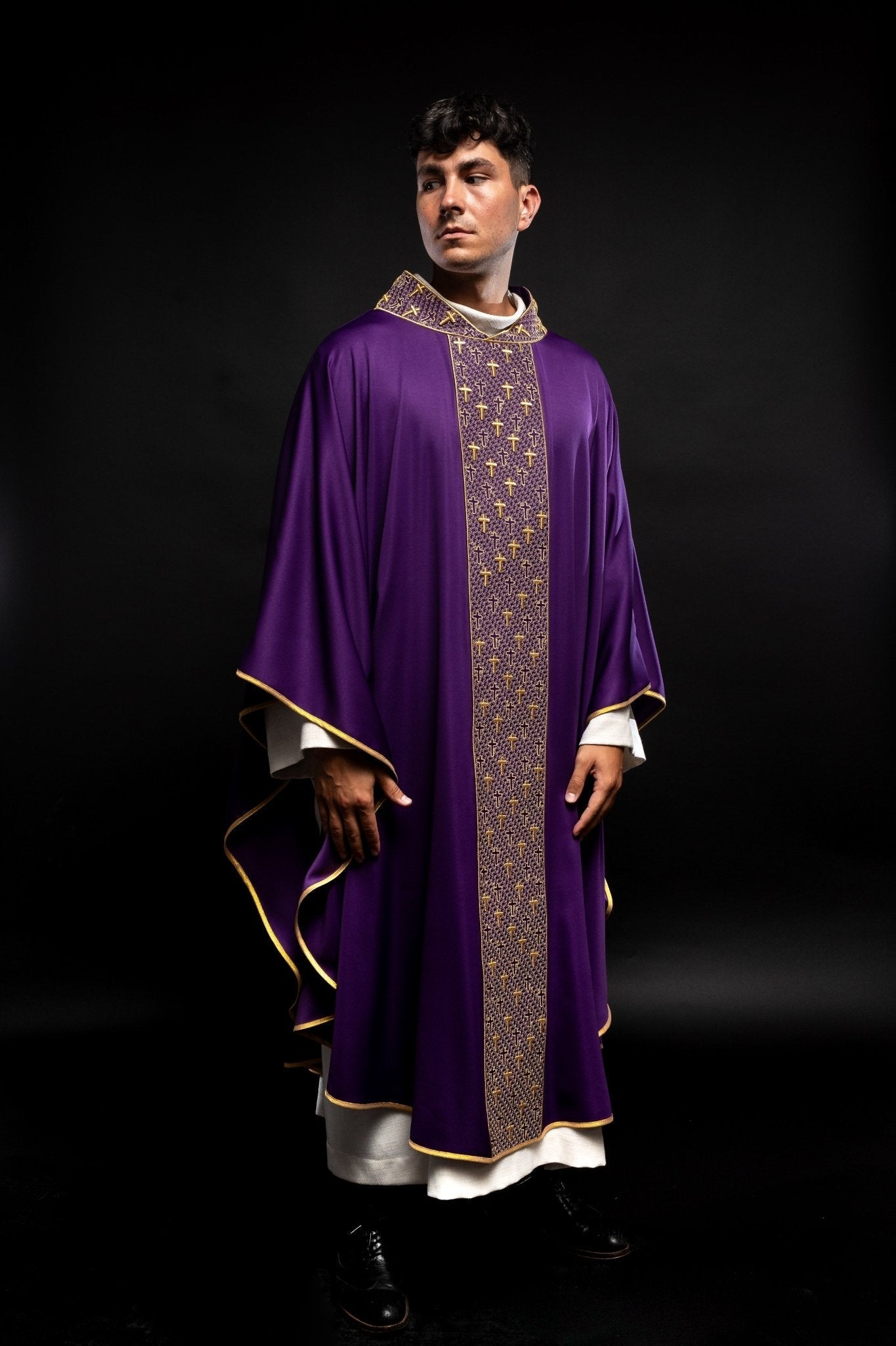Casulla con cinturón ricamente bordado en cruces de color morado S - 7062 - 03 - 53 - CASULLAS.ES