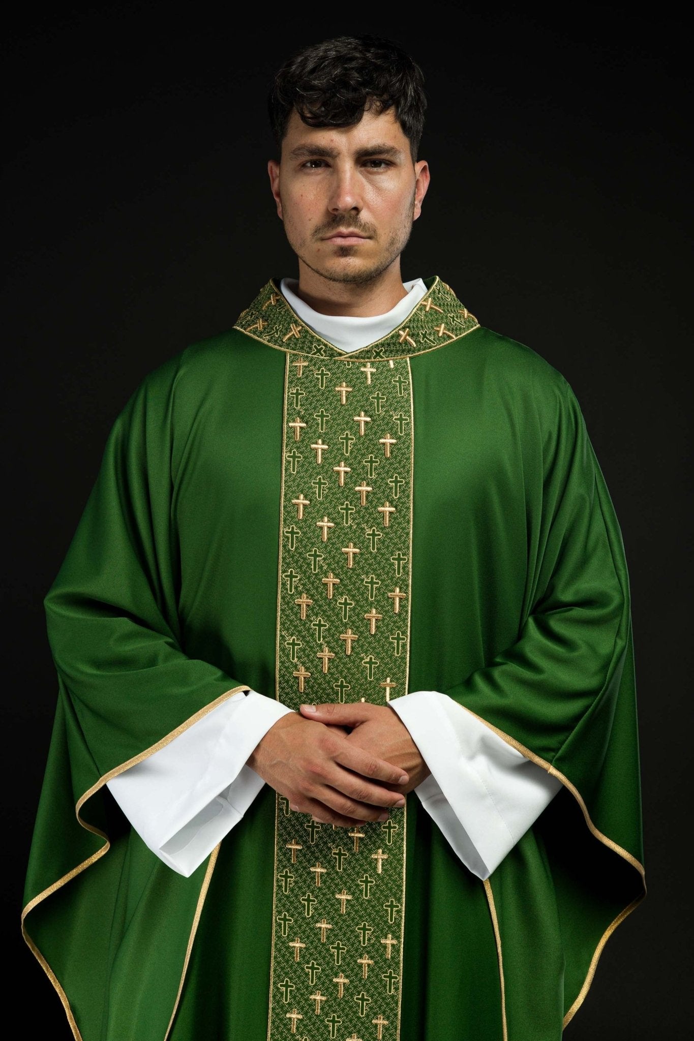 Casulla con cinturón ricamente bordado en cruces de color verde S-7062-01-53 - CASULLAS.ES