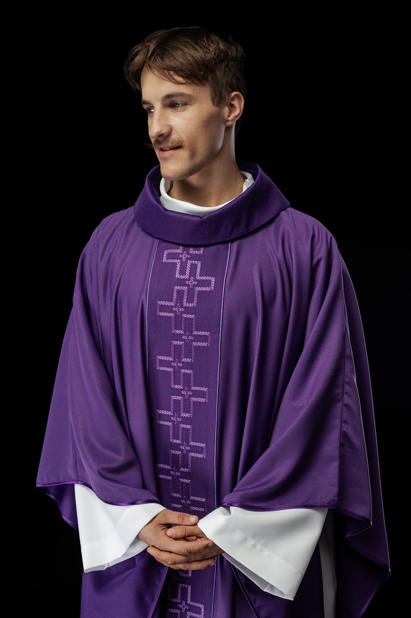 Casulla con cinturón ricamente bordado en cruz de color morado S - 7060 - 03 - 53 - CASULLAS.ES