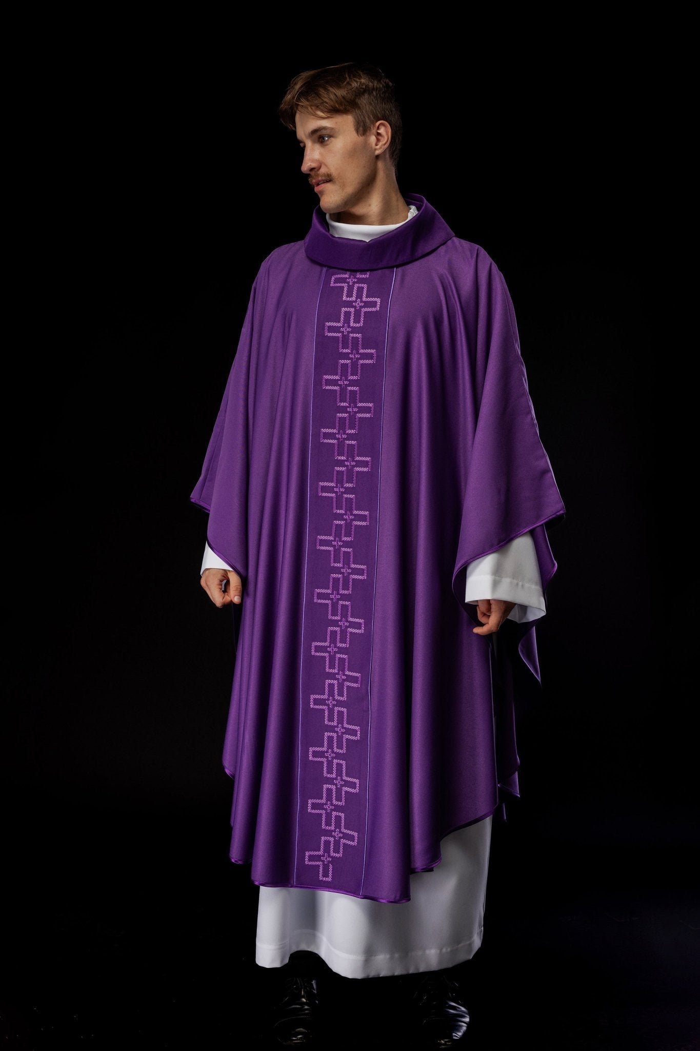 Casulla con cinturón ricamente bordado en cruz de color morado S - 7060 - 03 - 53 - CASULLAS.ES