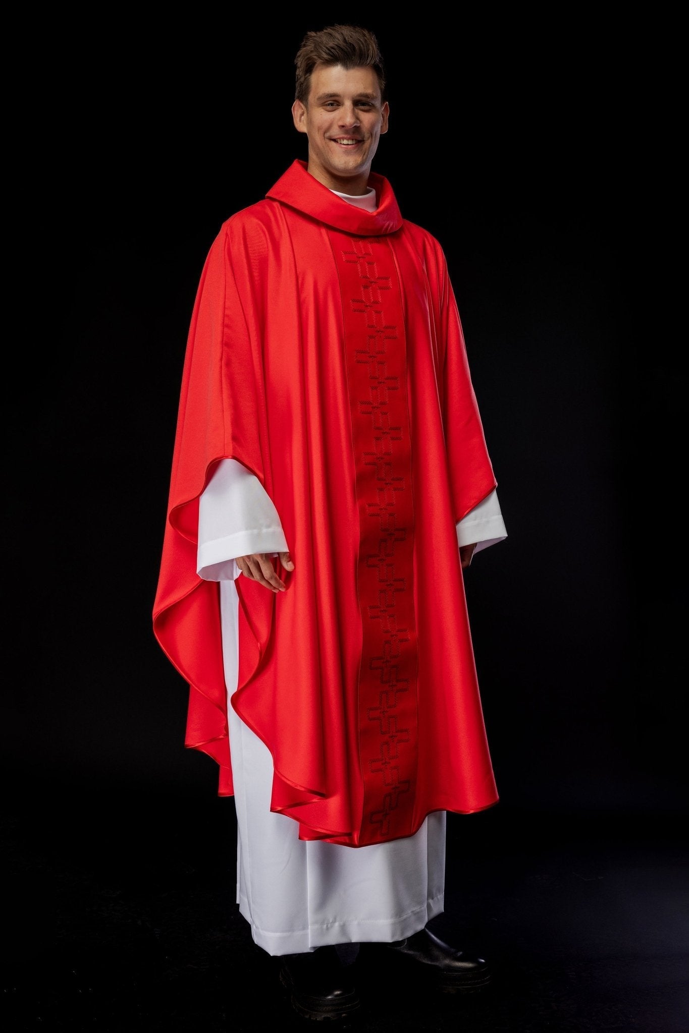 Casulla con cinturón ricamente bordado en cruz roja S - 7060 - 02 - 53 - CASULLAS.ES