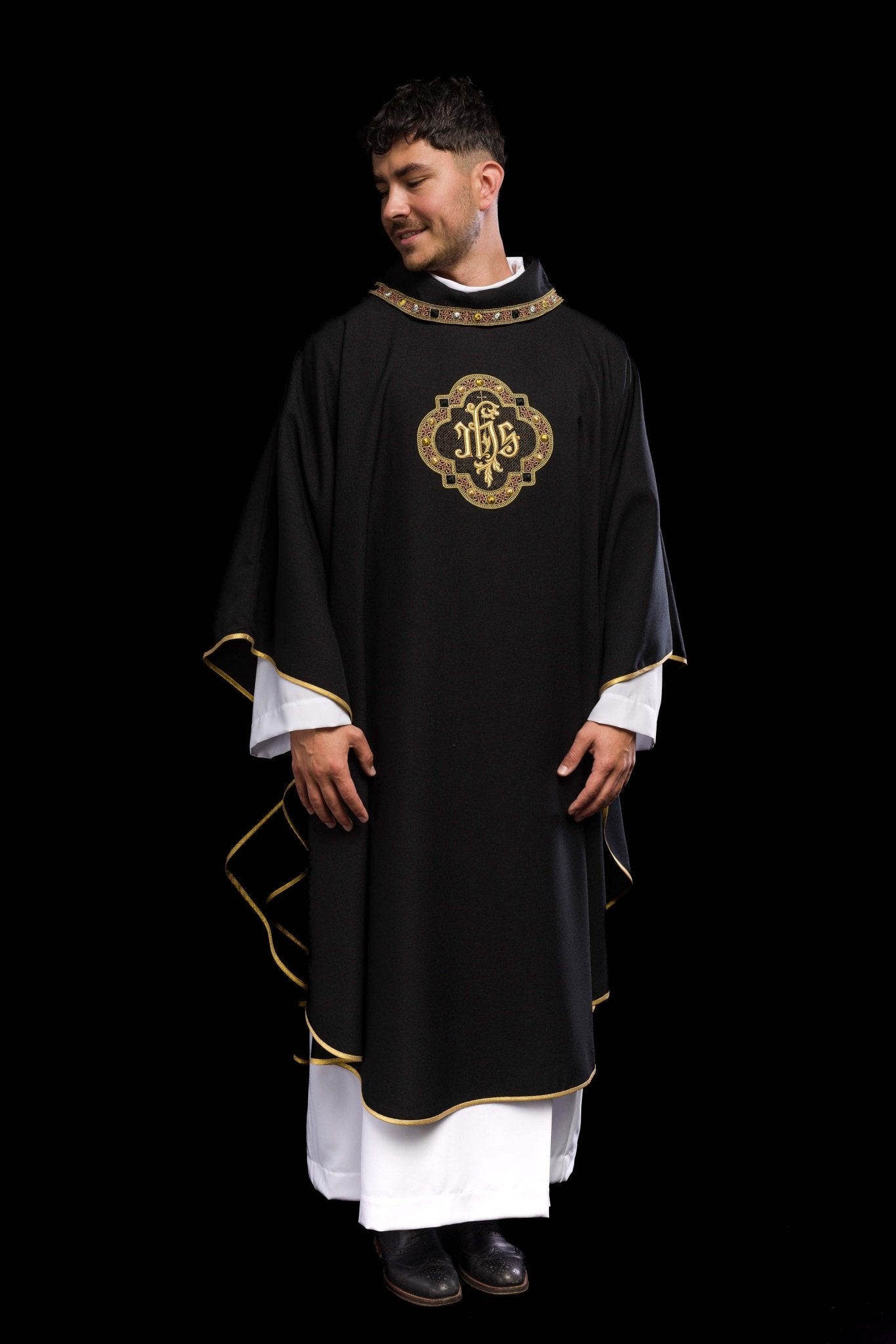Casulla con cinturón ricamente bordado y ribete alrededor del bordado IHS y cuello en negro S - 7073 - 07 - 70 - CASULLAS.ES
