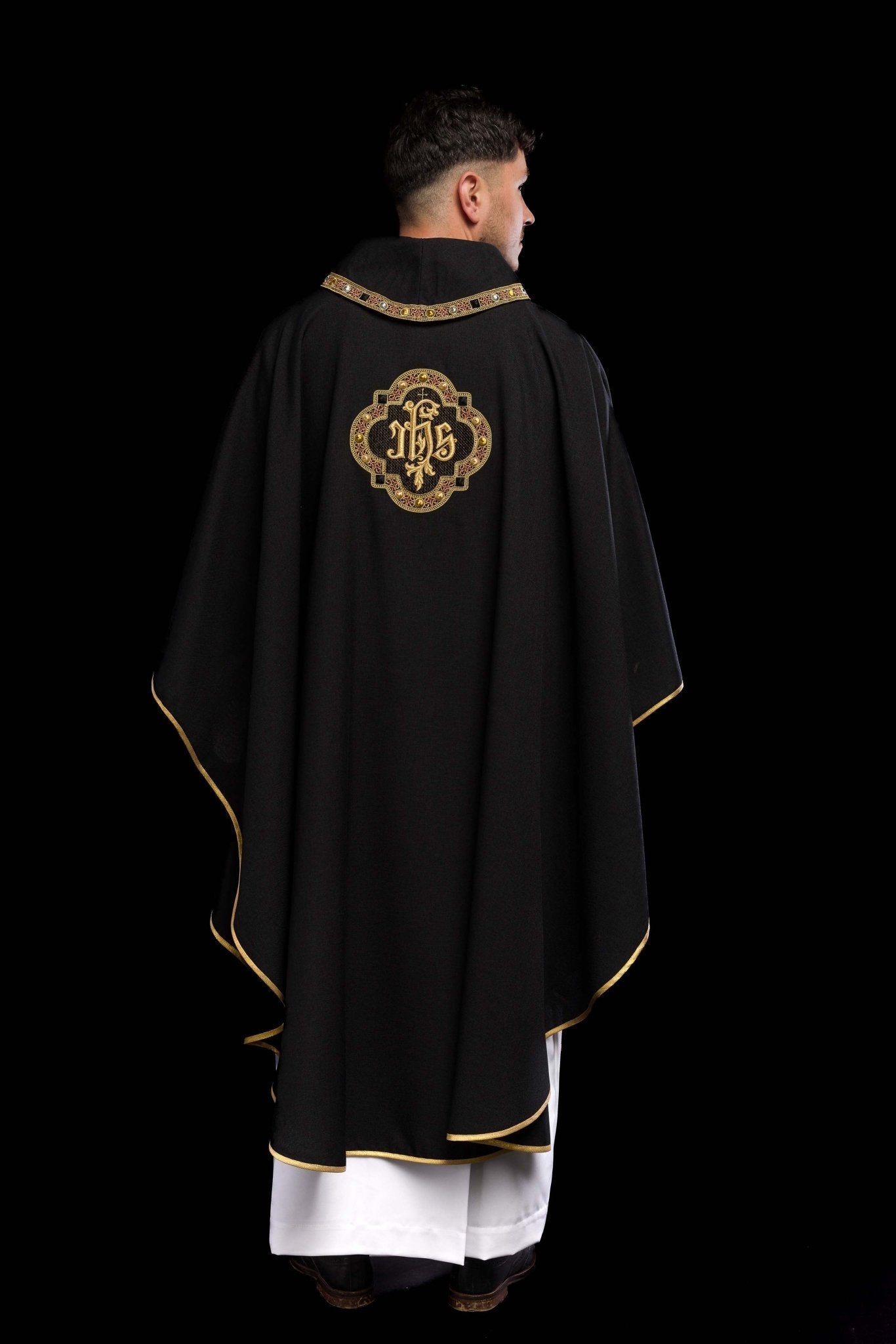 Casulla con cinturón ricamente bordado y ribete alrededor del bordado IHS y cuello en negro S - 7073 - 07 - 70 - CASULLAS.ES