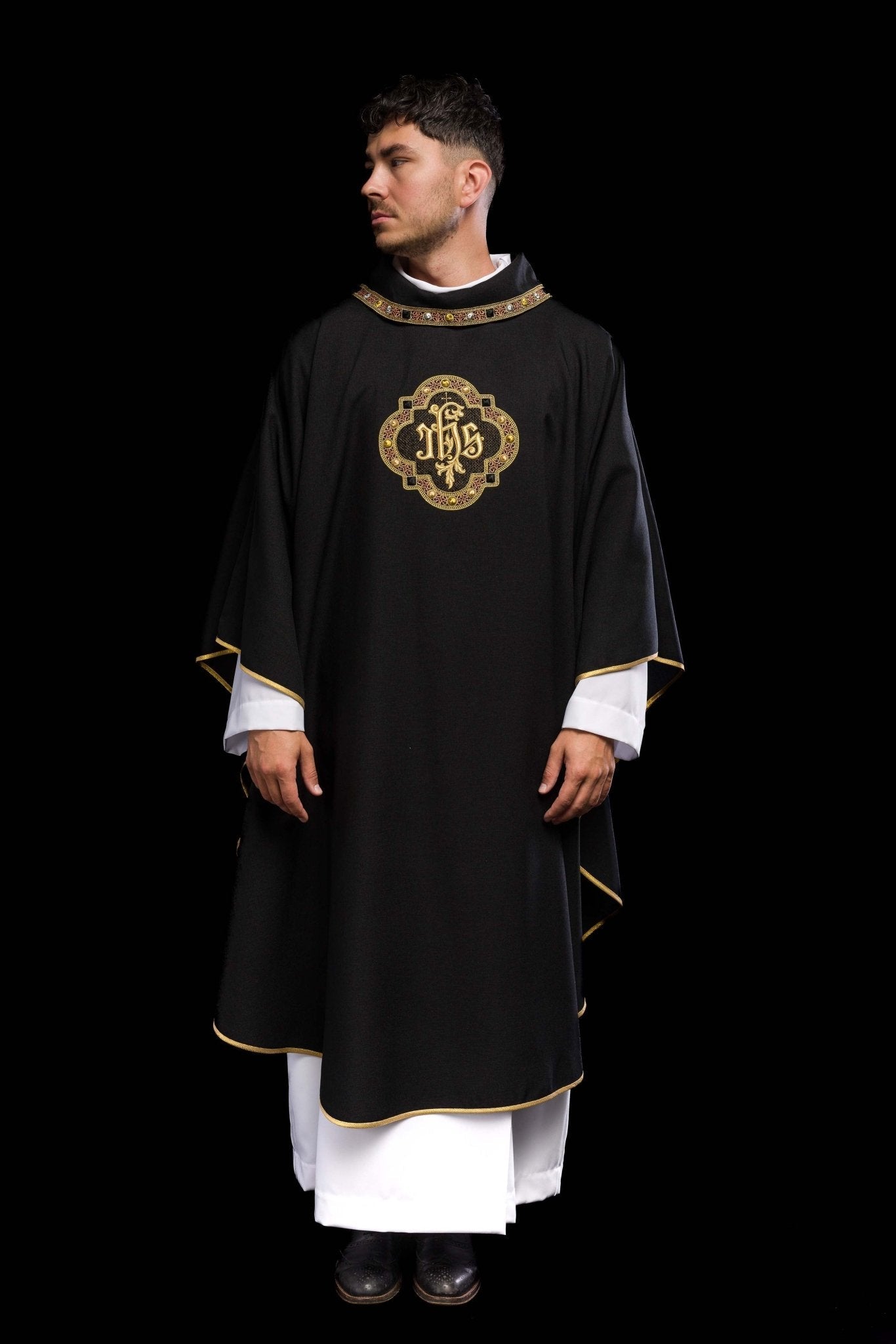 Casulla con cinturón ricamente bordado y ribete alrededor del bordado IHS y cuello en negro S - 7073 - 07 - 70 - CASULLAS.ES