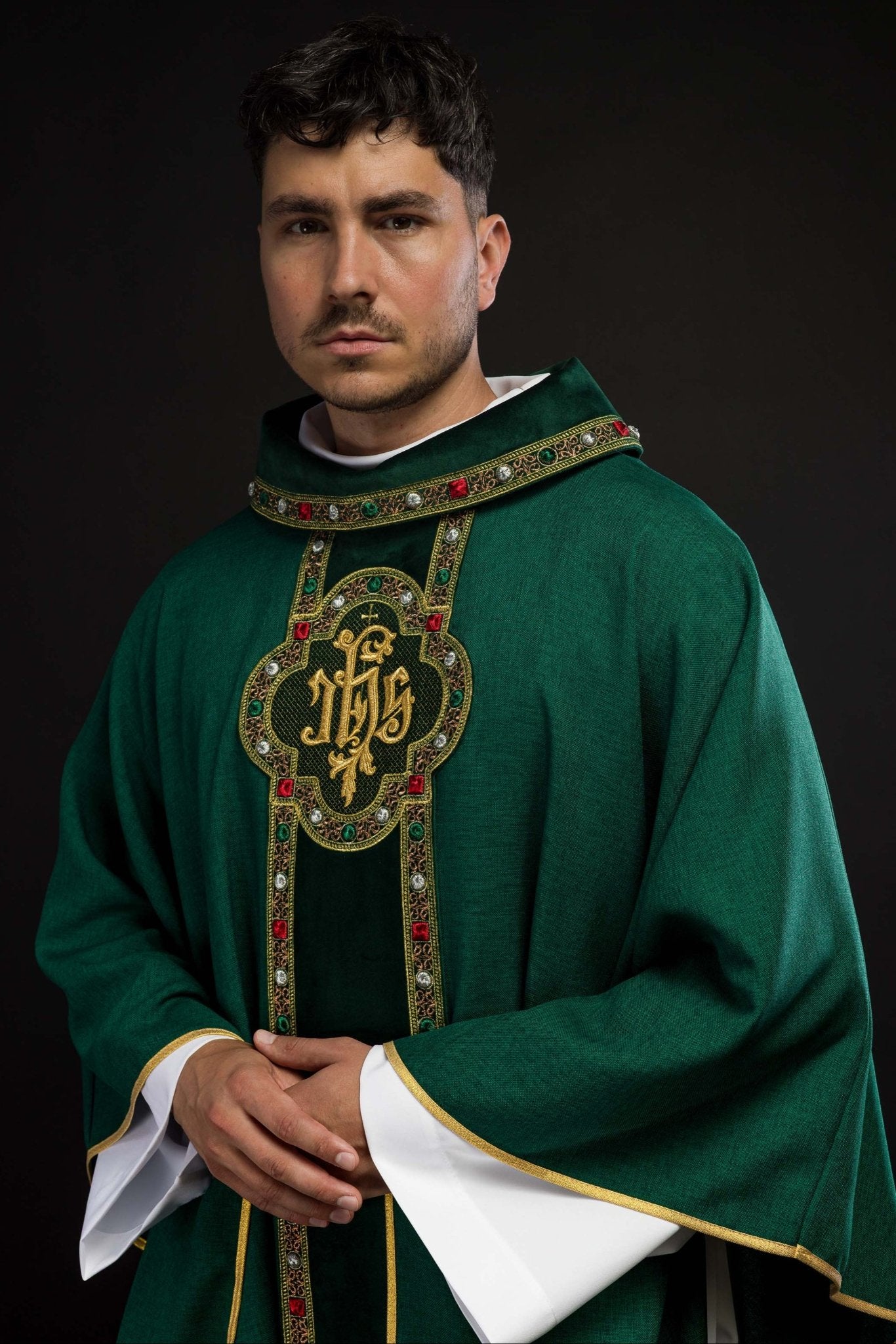Casulla con cinturón ricamente bordado y ribete alrededor del bordado IHS y cuello en verde S - 7067 - 01 - 70 - CASULLAS.ES
