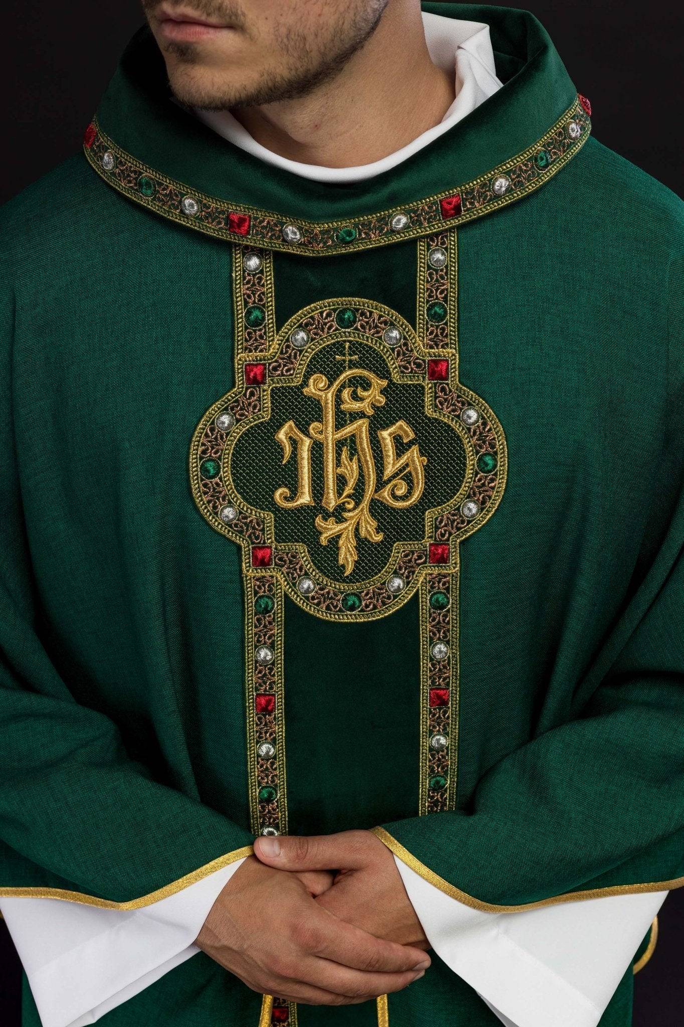Casulla con cinturón ricamente bordado y ribete alrededor del bordado IHS y cuello en verde S - 7067 - 01 - 70 - CASULLAS.ES