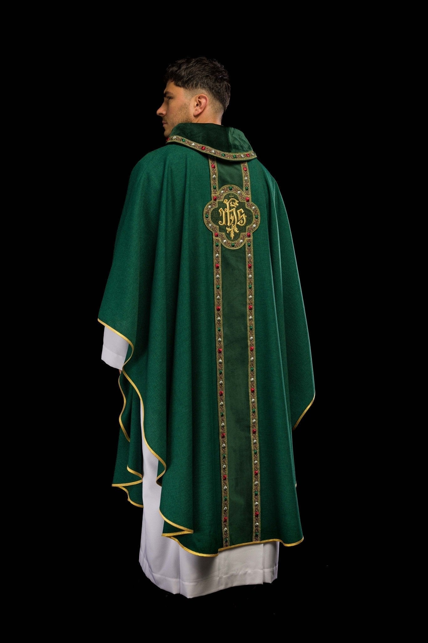 Casulla con cinturón ricamente bordado y ribete alrededor del bordado IHS y cuello en verde S - 7067 - 01 - 70 - CASULLAS.ES