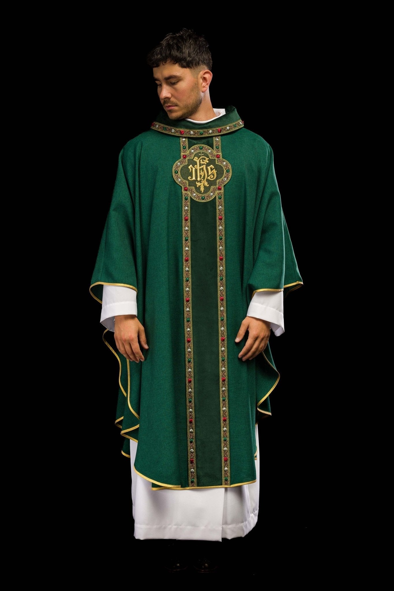 Casulla con cinturón ricamente bordado y ribete alrededor del bordado IHS y cuello en verde S - 7067 - 01 - 70 - CASULLAS.ES