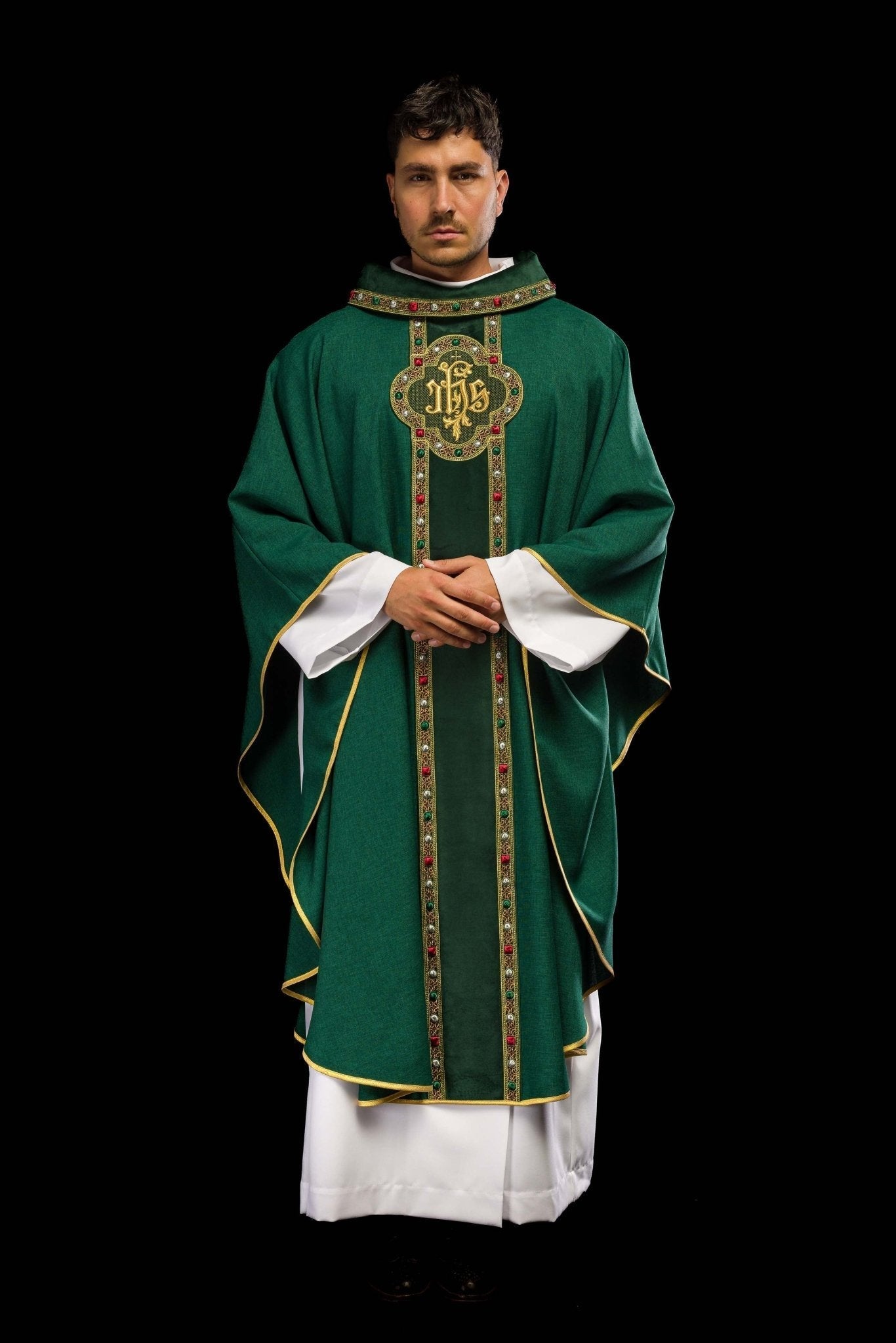 Casulla con cinturón ricamente bordado y ribete alrededor del bordado IHS y cuello en verde S - 7067 - 01 - 70 - CASULLAS.ES
