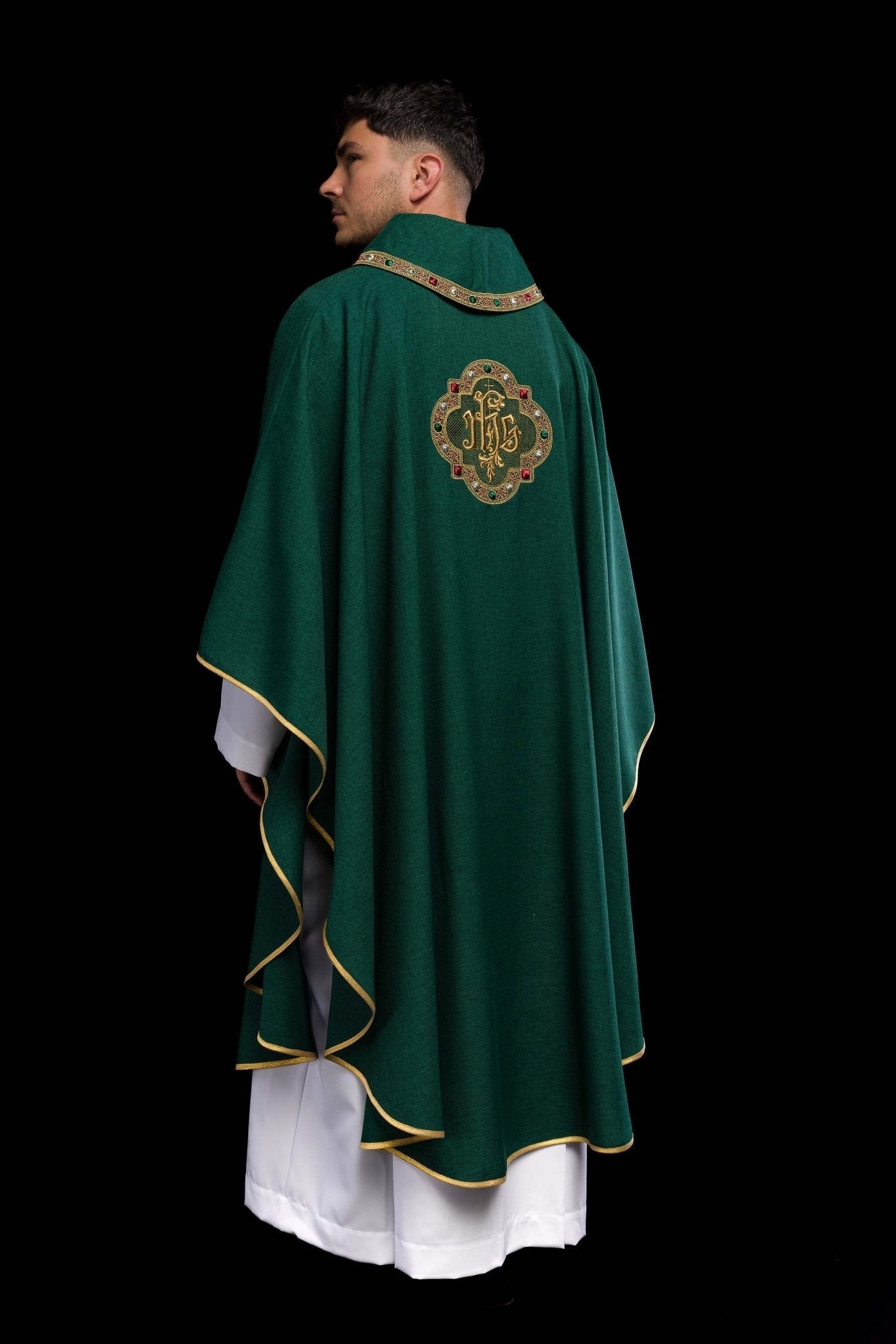 Casulla con cinturón ricamente bordado y ribete alrededor del cuello bordado IHS en verde S - 7073 - 01 - 70 - CASULLAS.ES