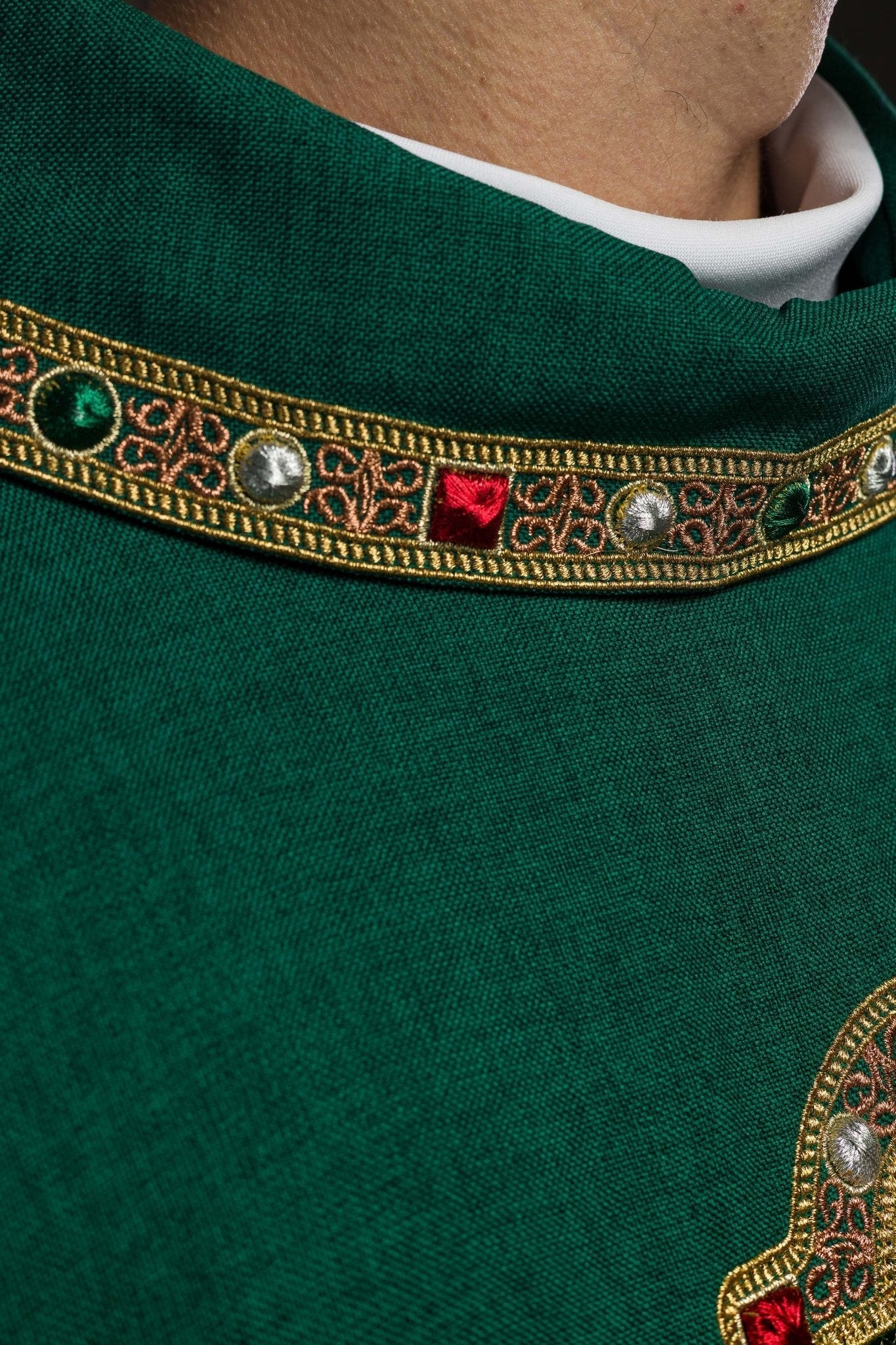 Casulla con cinturón ricamente bordado y ribete alrededor del cuello bordado IHS en verde S - 7073 - 01 - 70 - CASULLAS.ES