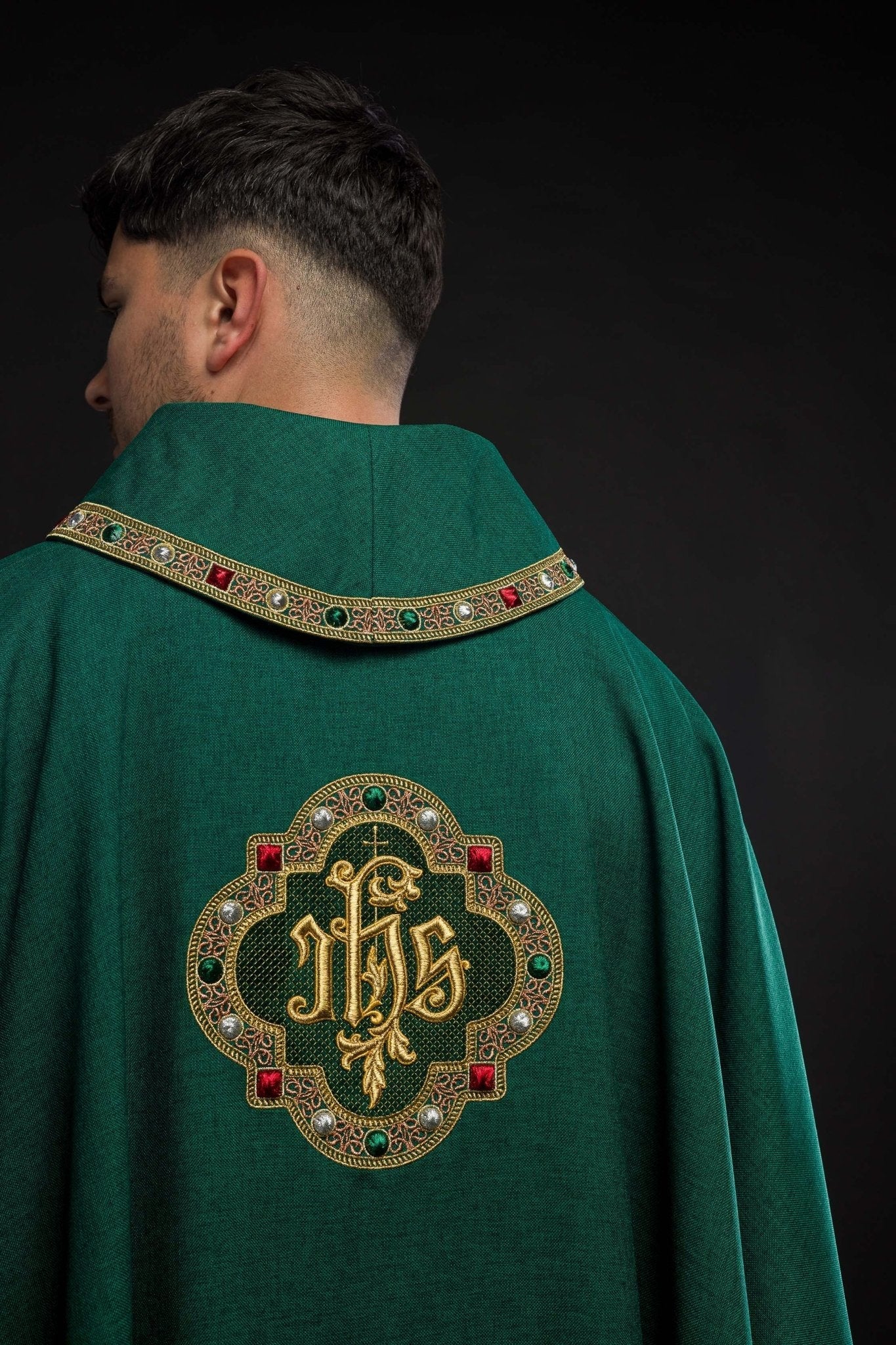 Casulla con cinturón ricamente bordado y ribete alrededor del cuello bordado IHS en verde S - 7073 - 01 - 70 - CASULLAS.ES