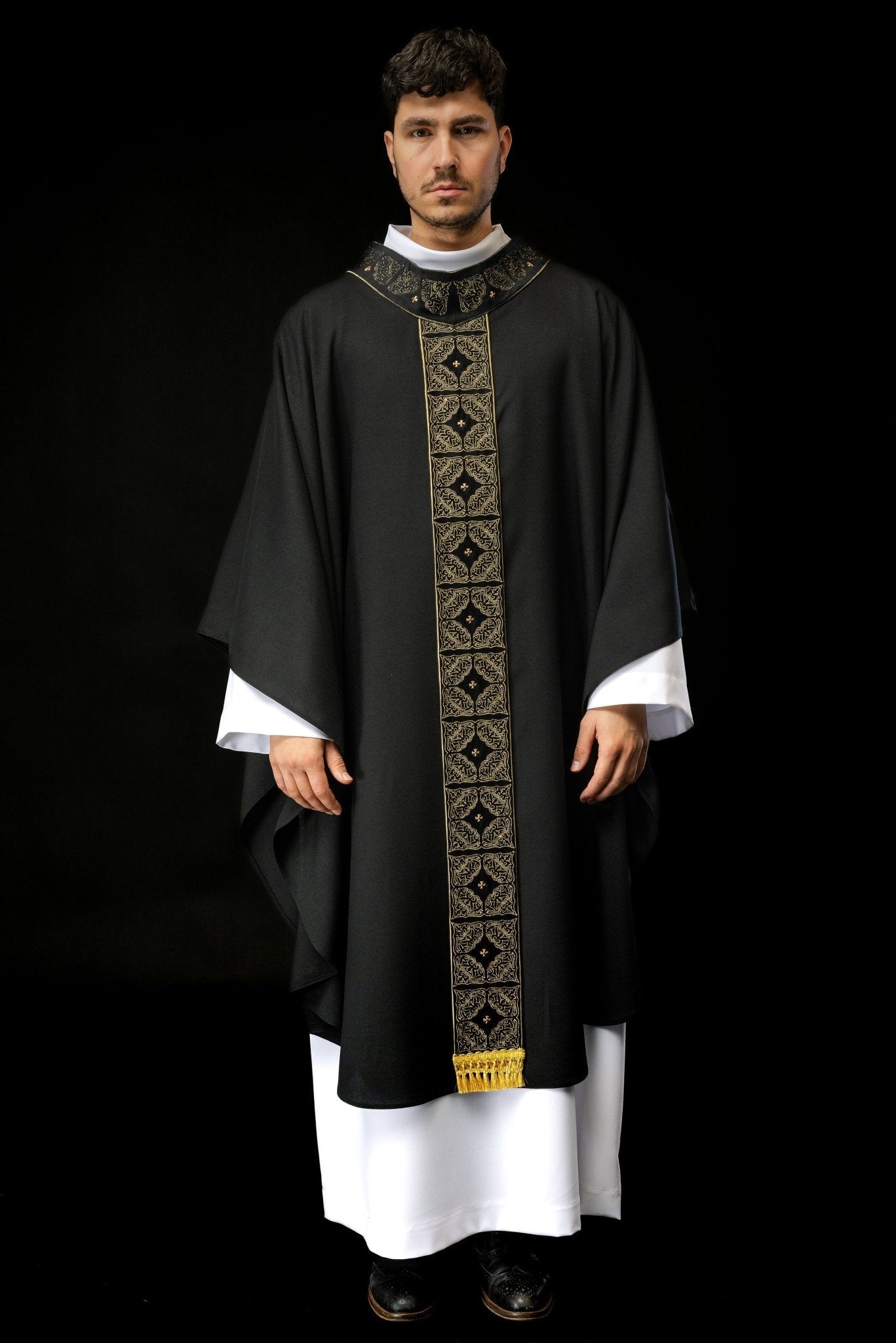 Casulla con cinturón y cuello ricamente bordados en negro S - 7057 - 07 - 70 - CASULLAS.ES