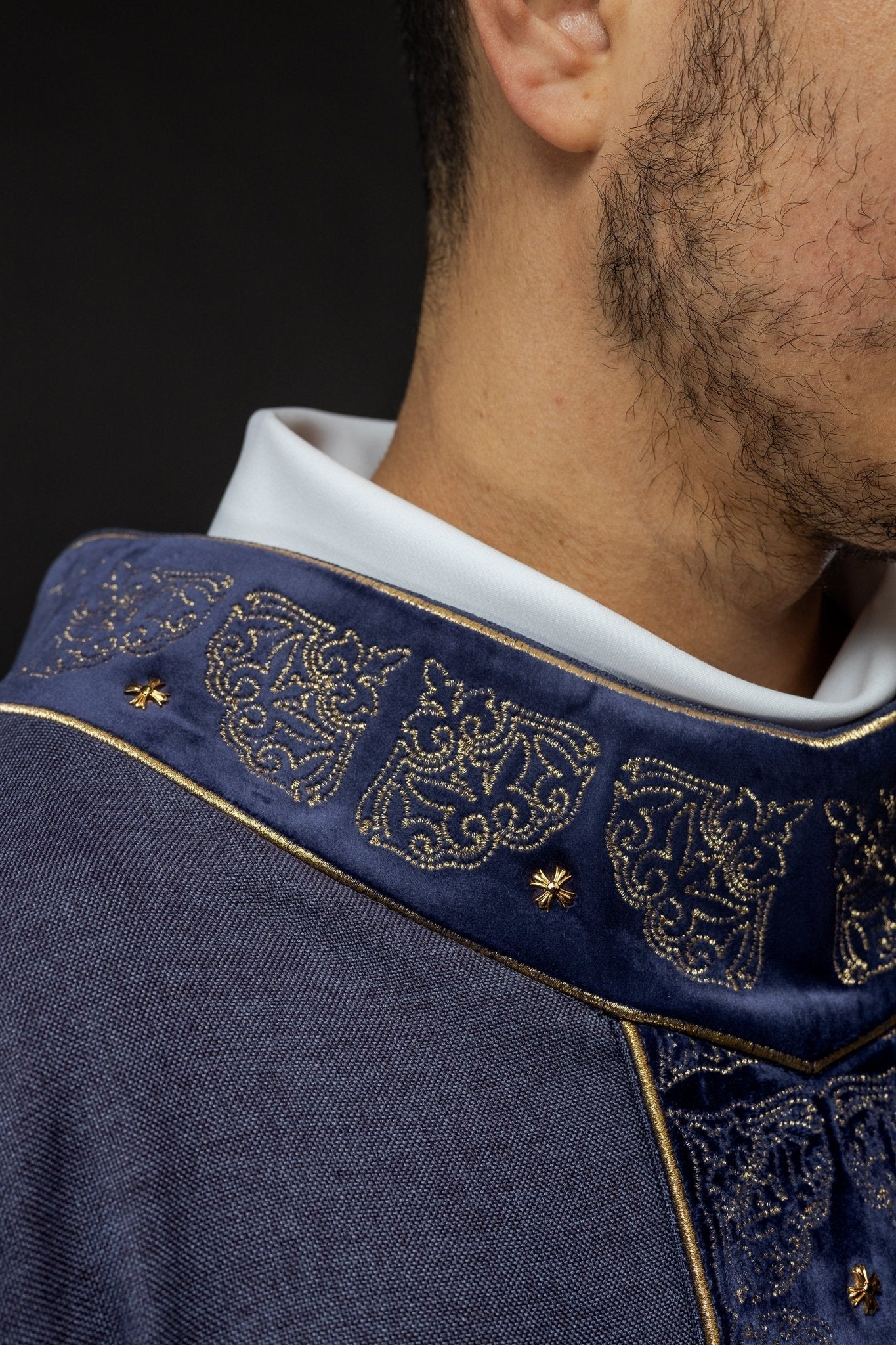 Casulla con cinturón y cuello ricamente bordados en púrpura S - 7057 - 03 - 70 - CASULLAS.ES