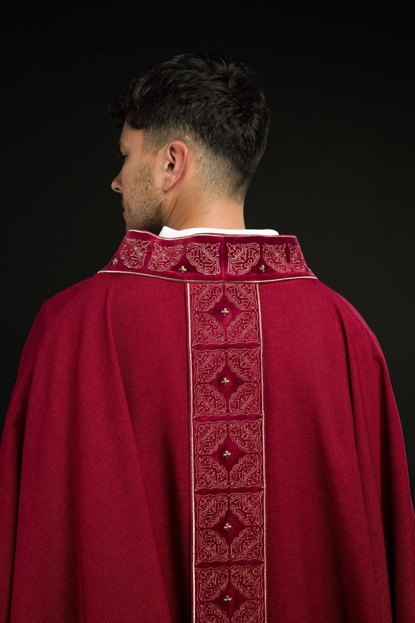 Casulla con cinturón y cuello ricamente bordados en rojo S-7057-02-70 - CASULLAS.ES