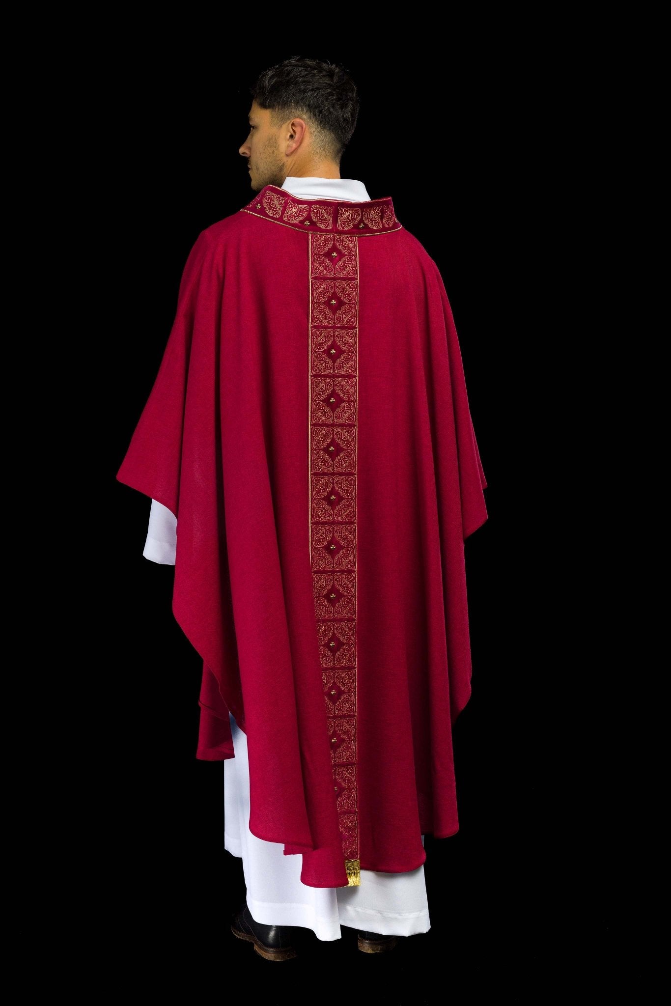 Casulla con cinturón y cuello ricamente bordados en rojo S-7057-02-70 - CASULLAS.ES