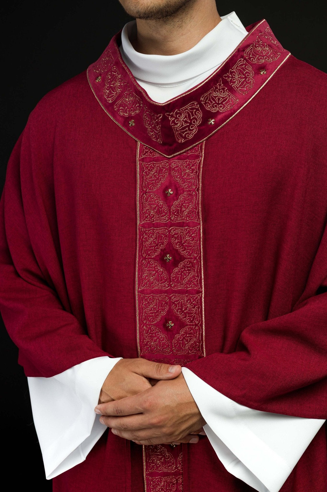 Casulla con cinturón y cuello ricamente bordados en rojo S-7057-02-70 - CASULLAS.ES