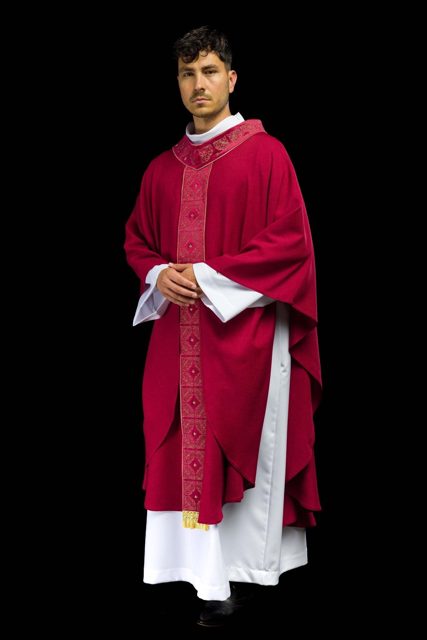 Casulla con cinturón y cuello ricamente bordados en rojo S-7057-02-70 - CASULLAS.ES