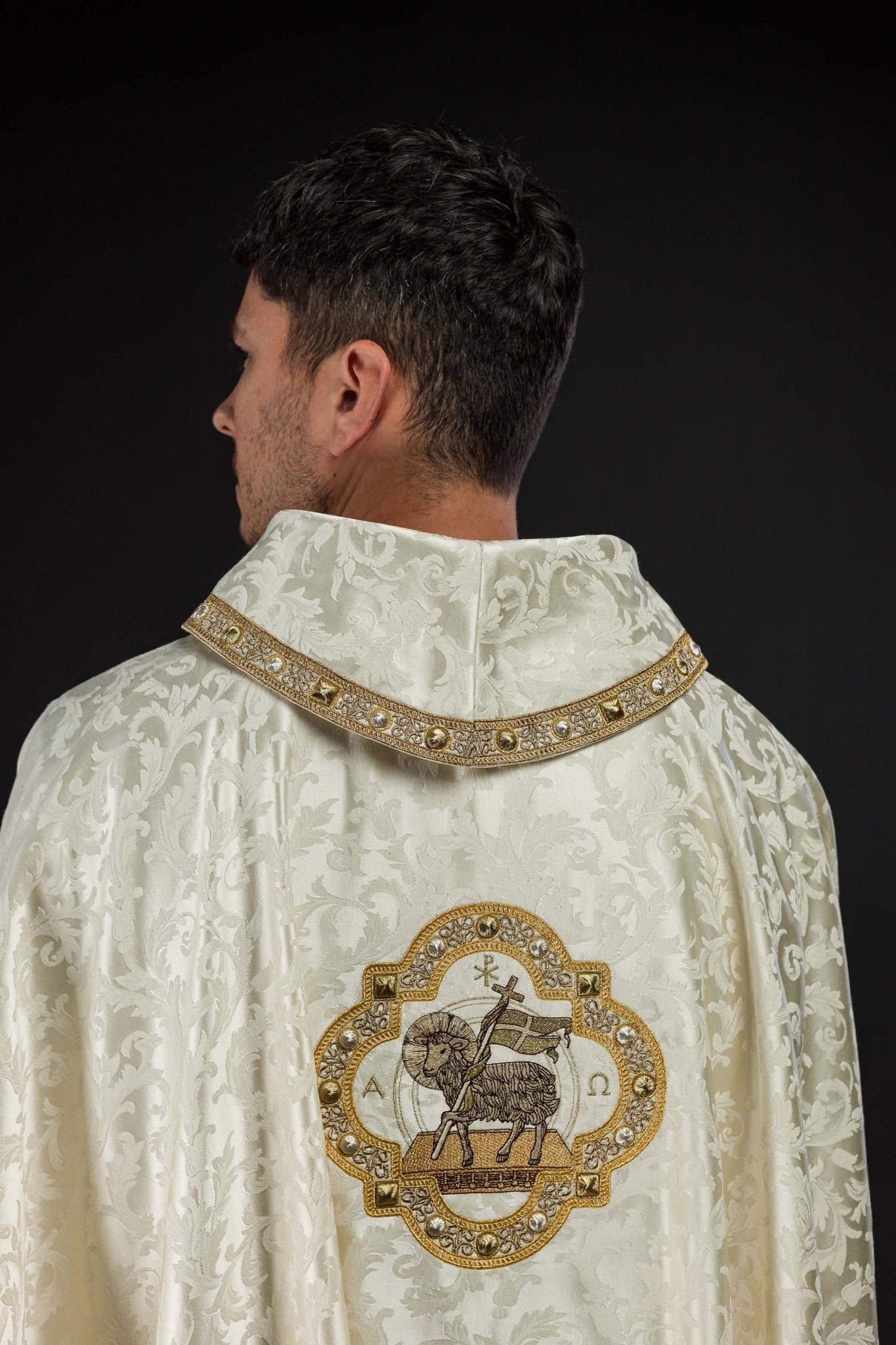 Casulla con cordero pascual hecha en tela decorativa S-7072-05-88 - CASULLAS.ES