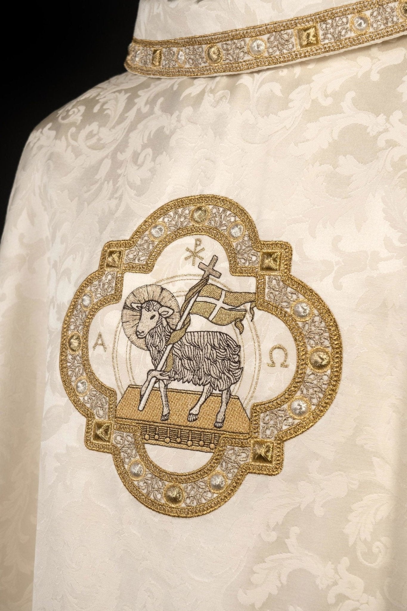 Casulla con cordero pascual hecha en tela decorativa S - 7072 - 05 - 88 - CASULLAS.ES