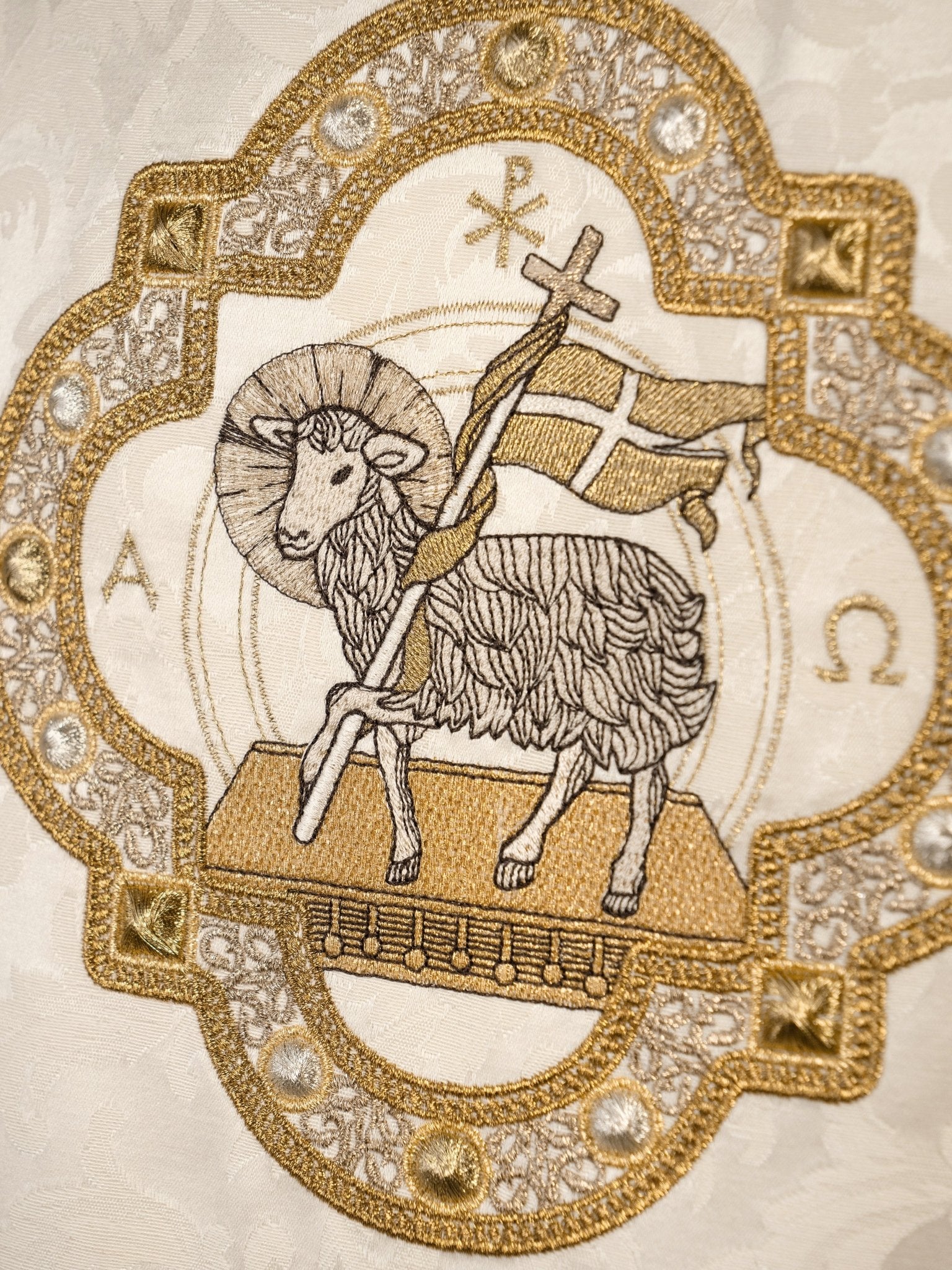 Casulla con cordero pascual hecha en tela decorativa S - 7072 - 05 - 88 - CASULLAS.ES