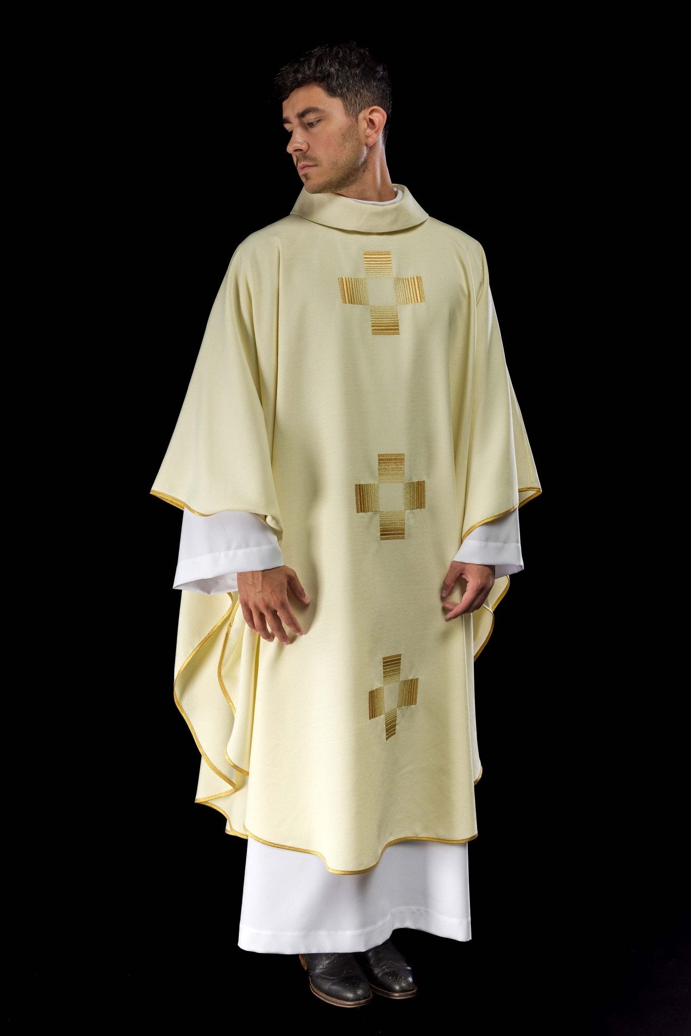 Casulla con cruces bordadas de oro HA7011-05 ECRU - CASULLAS.ES