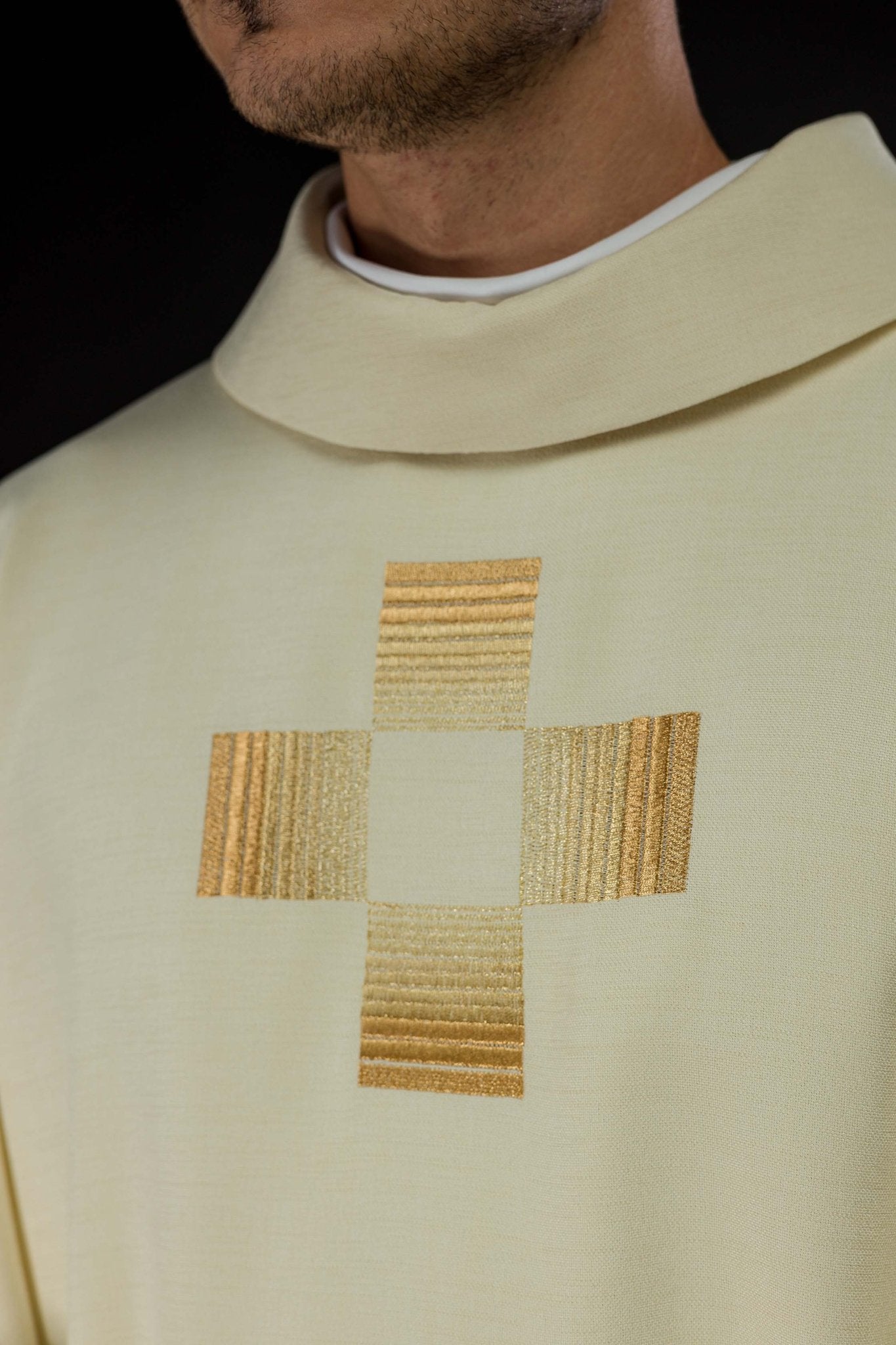 Casulla con cruces bordadas de oro HA7011-05 ECRU - CASULLAS.ES