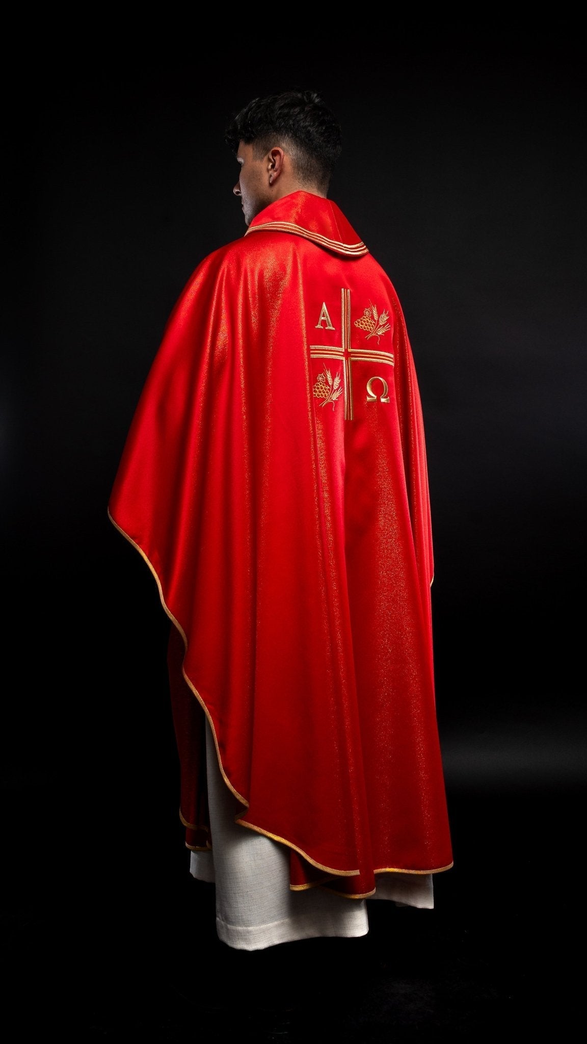Casulla con cruz bordada, motivos Alfa y Omega y de color rojo S - 7053 - 02 - 54 - CASULLAS.ES